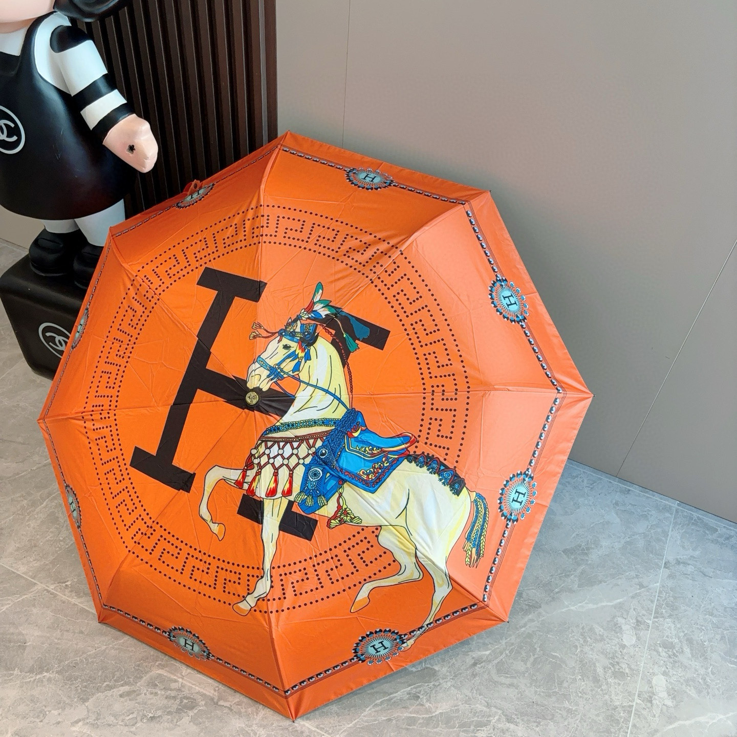爱马仕（Hermès）   新款 极品H家三折自动伞重磅呈现 以其精湛的工艺技术和源源不断的想像力 新涂