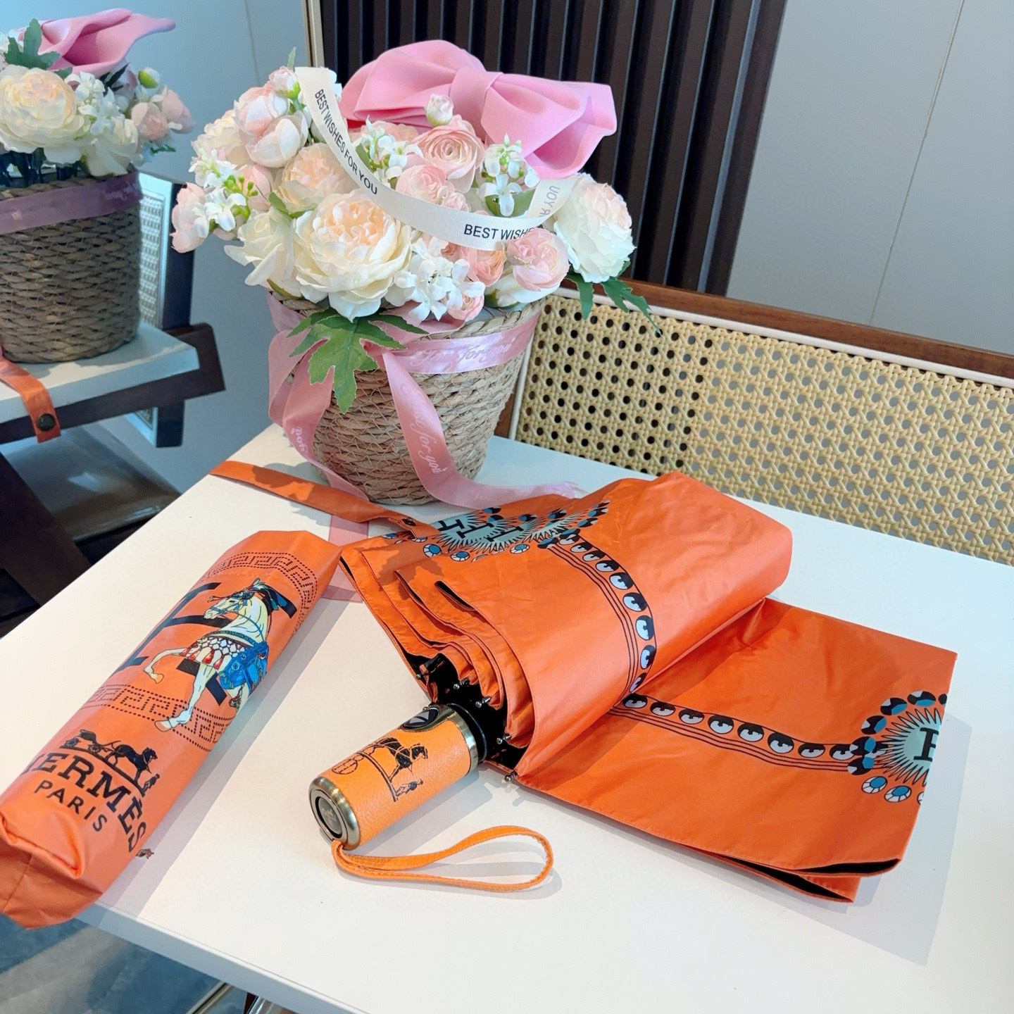 爱马仕（Hermès）   新款 极品H家三折自动伞重磅呈现 以其精湛的工艺技术和源源不断的想像力 新涂