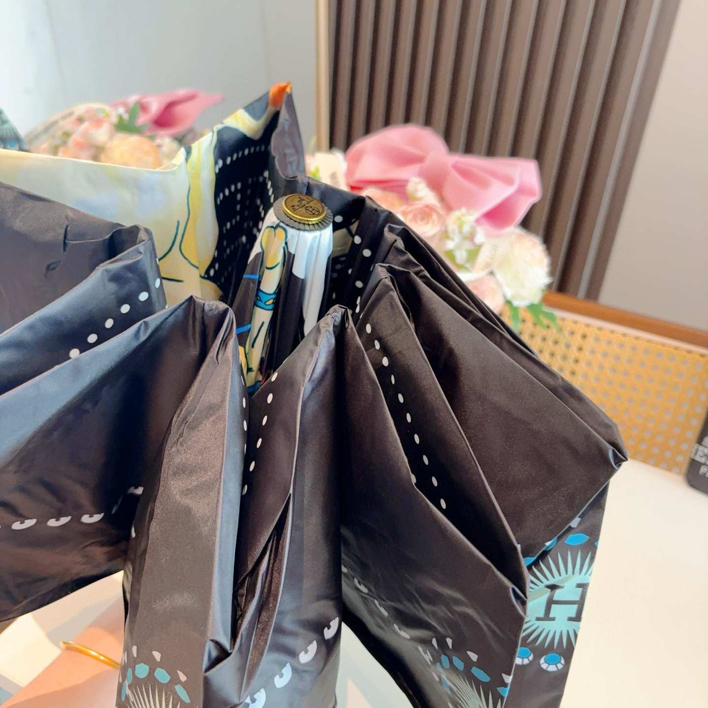 爱马仕（Hermès）   新款 极品H家三折自动伞重磅呈现 以其精湛的工艺技术和源源不断的想像力 新涂