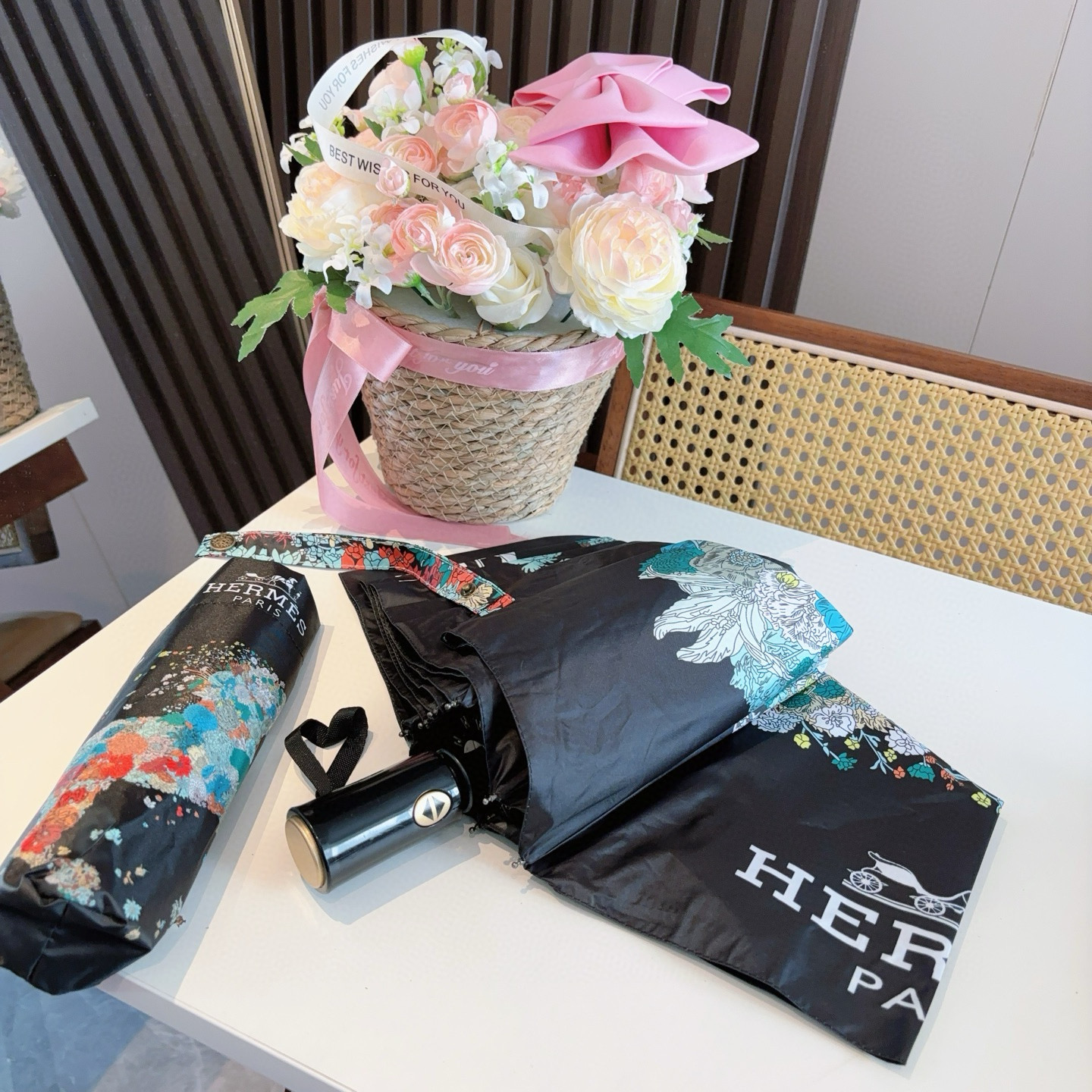 爱马仕（Hermès）   新款 极品H家三折自动伞重磅呈现 以其精湛的工艺技术和源源不断的想像力 新涂