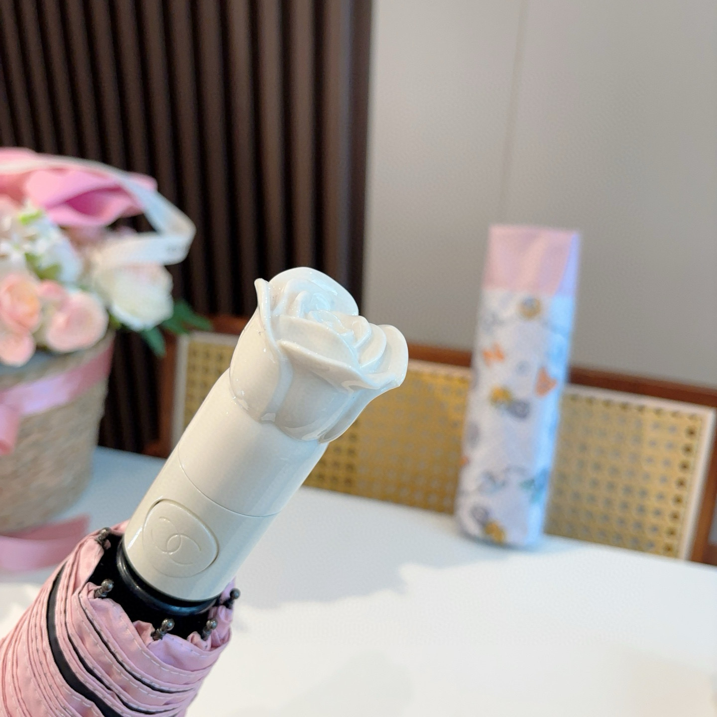  CHANEL（香奈儿） 玫瑰花头手柄 三折自动折叠晴雨伞    阻隔99%直射伞面的紫外线 杜绝夏季晒