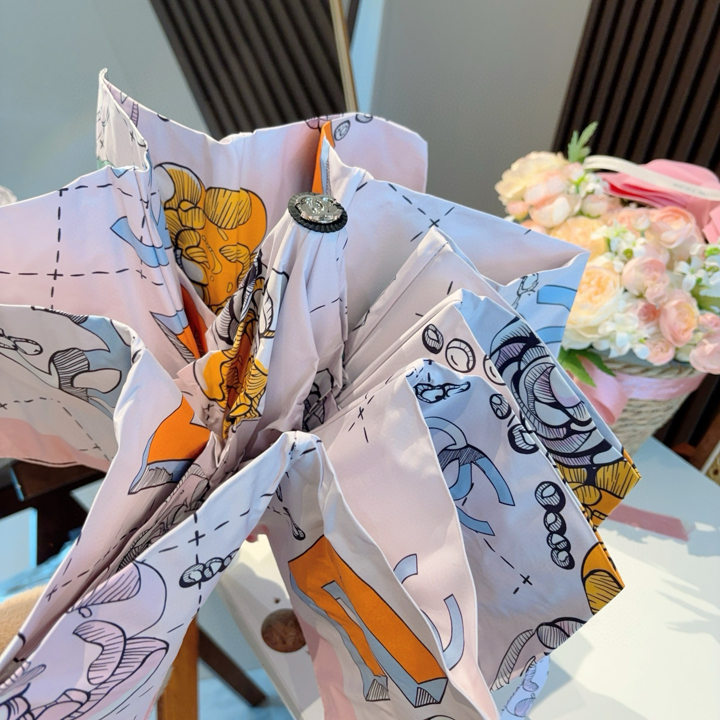  CHANEL（香奈儿） 玫瑰花头手柄 三折自动折叠晴雨伞    阻隔99%直射伞面的紫外线 杜绝夏季晒