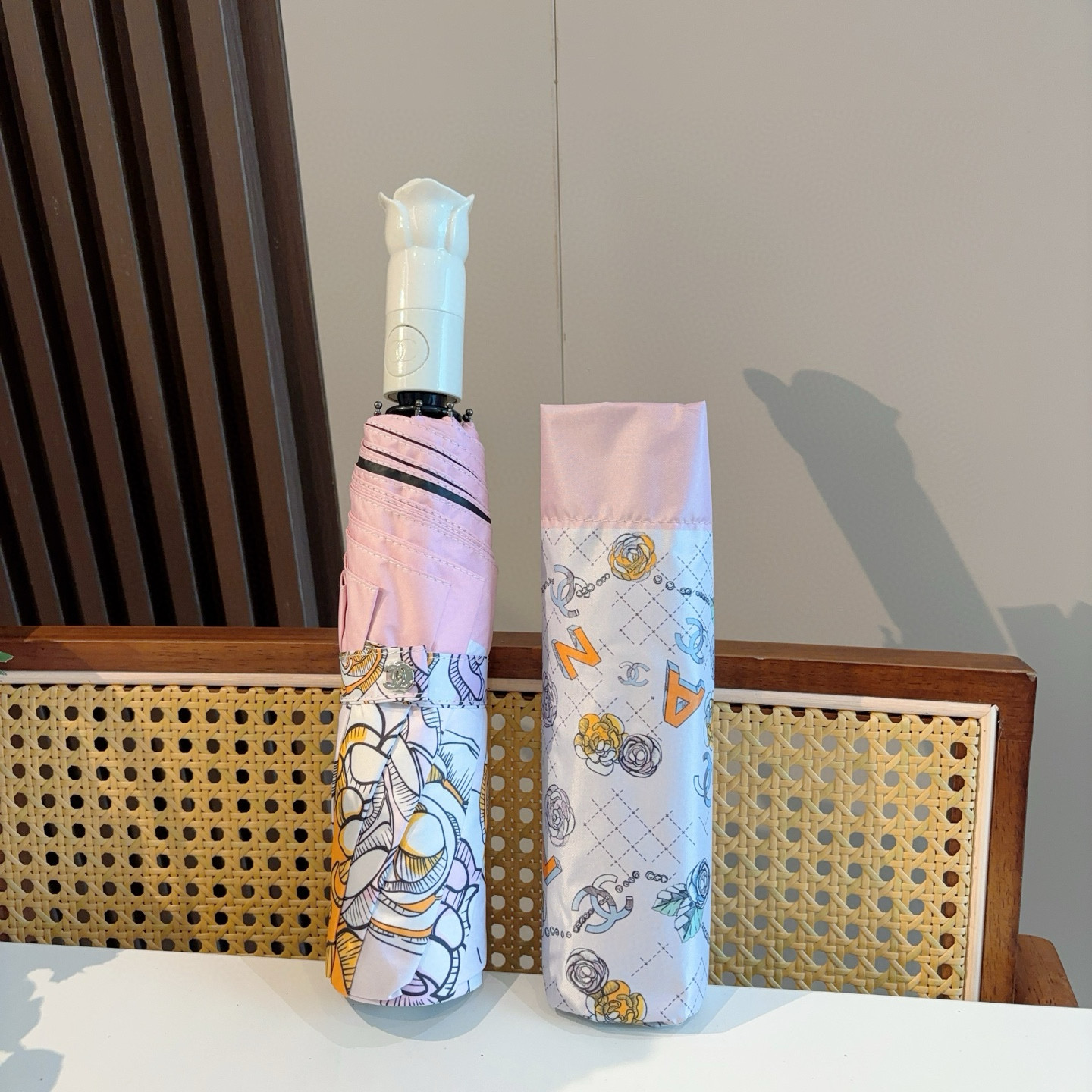  CHANEL（香奈儿） 玫瑰花头手柄 三折自动折叠晴雨伞    阻隔99%直射伞面的紫外线 杜绝夏季晒