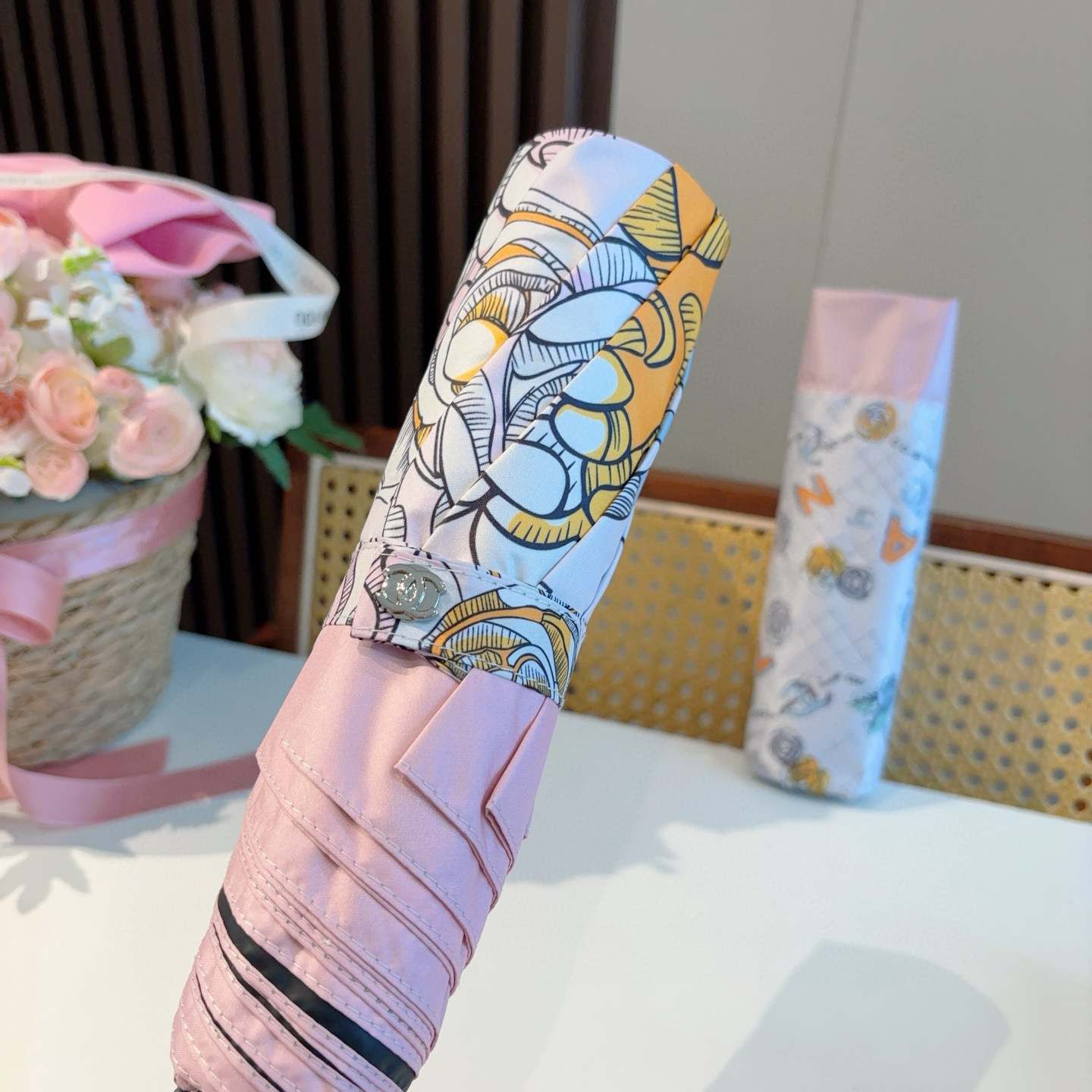  CHANEL（香奈儿） 玫瑰花头手柄 三折自动折叠晴雨伞    阻隔99%直射伞面的紫外线 杜绝夏季晒