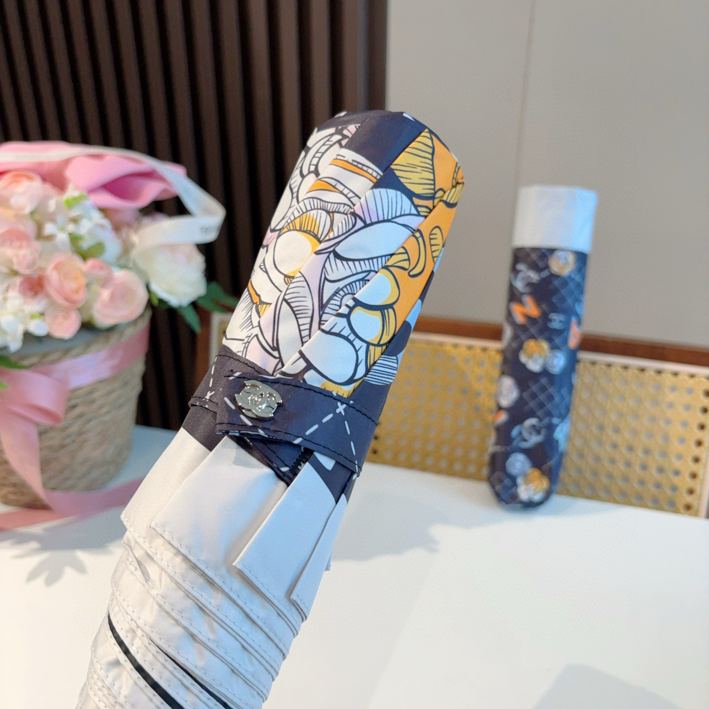  CHANEL（香奈儿） 玫瑰花头手柄 三折自动折叠晴雨伞    阻隔99%直射伞面的紫外线 杜绝夏季晒