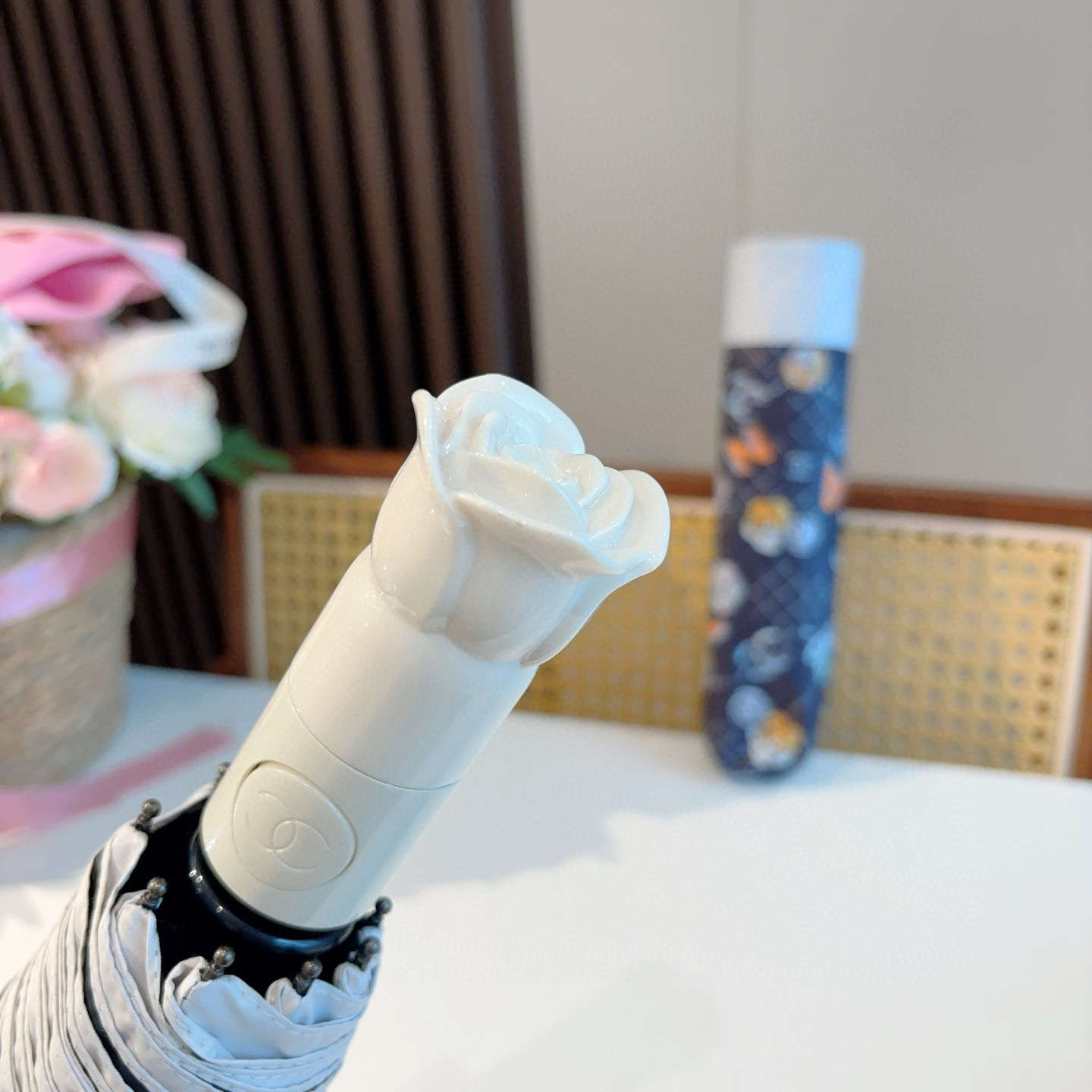 CHANEL（香奈儿） 玫瑰花头手柄 三折自动折叠晴雨伞    阻隔99%直射伞面的紫外线 杜绝夏季晒