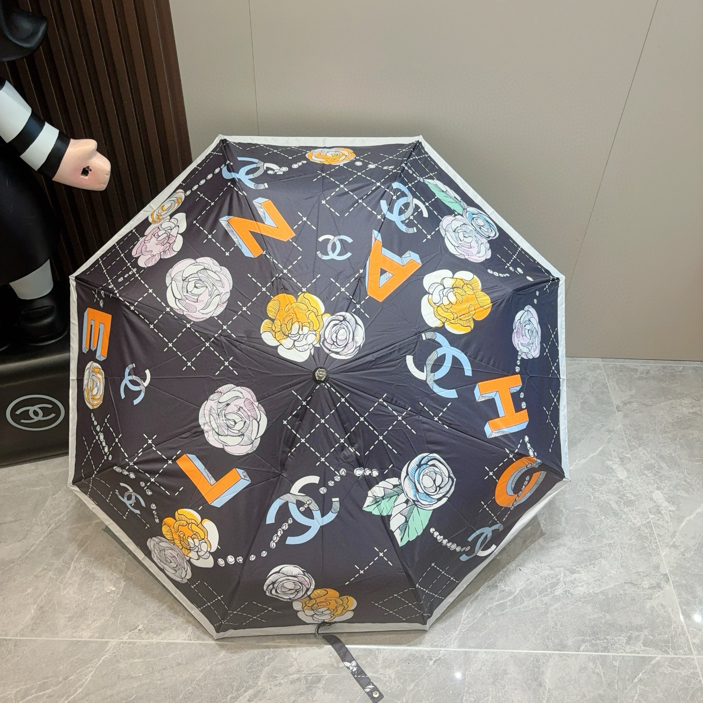  CHANEL（香奈儿） 玫瑰花头手柄 三折自动折叠晴雨伞    阻隔99%直射伞面的紫外线 杜绝夏季晒