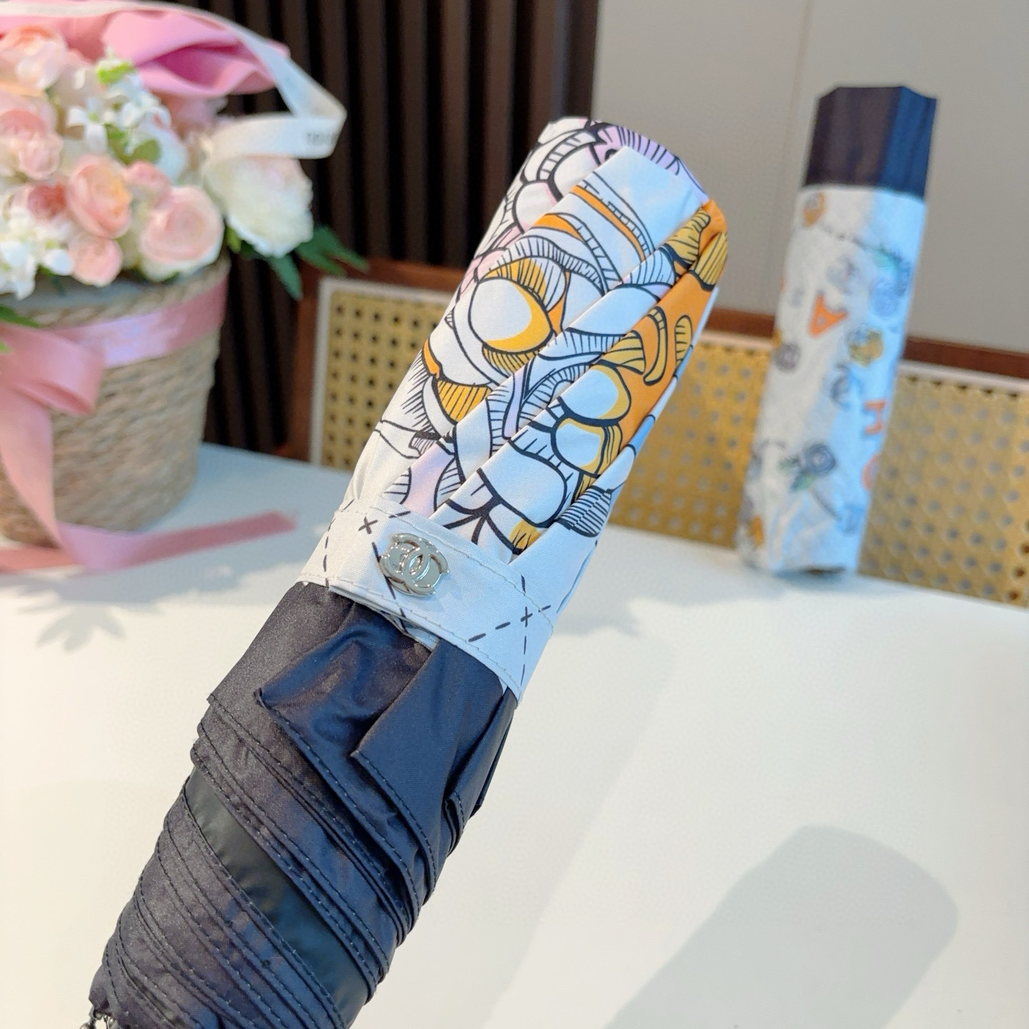  CHANEL（香奈儿） 玫瑰花头手柄 三折自动折叠晴雨伞    阻隔99%直射伞面的紫外线 杜绝夏季晒