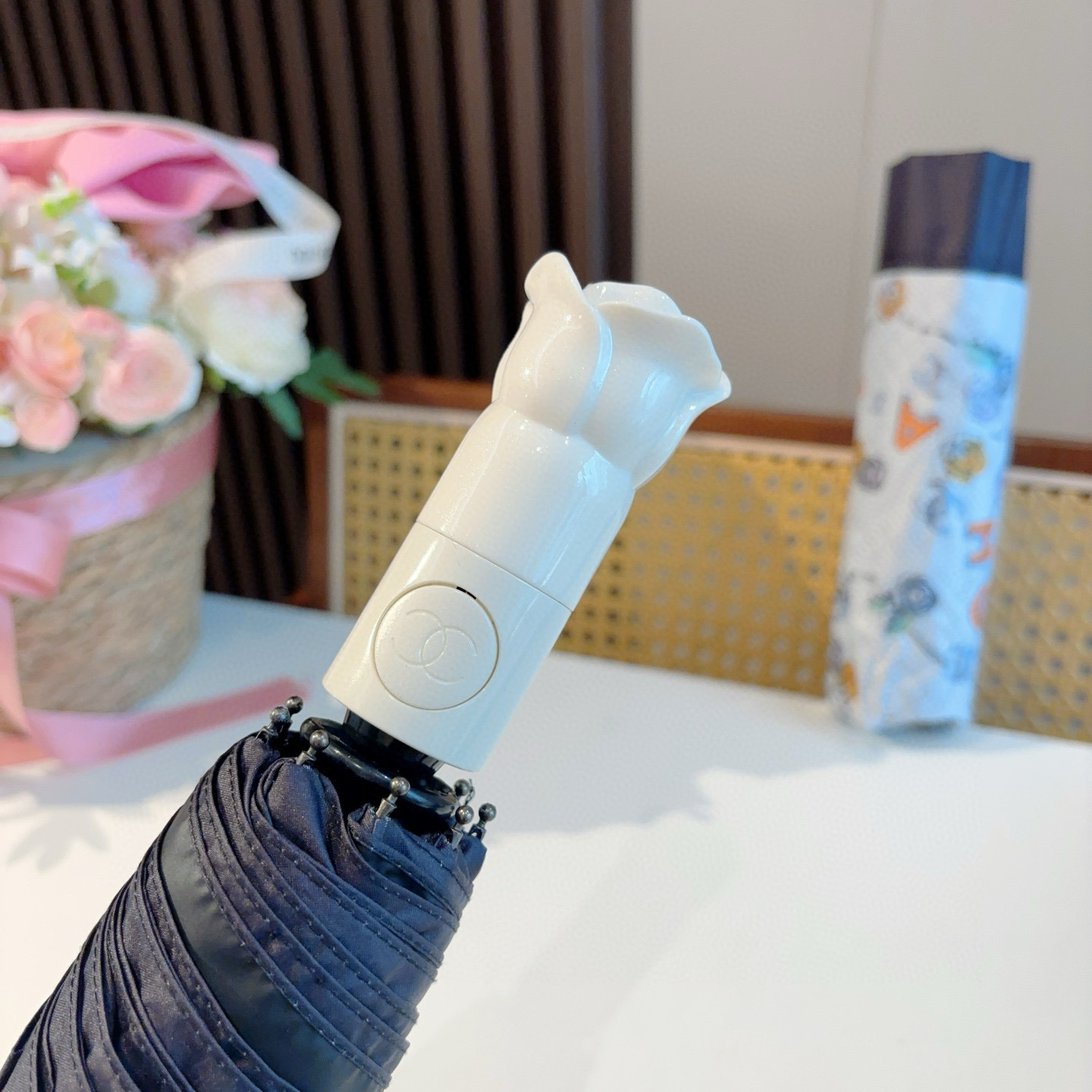  CHANEL（香奈儿） 玫瑰花头手柄 三折自动折叠晴雨伞    阻隔99%直射伞面的紫外线 杜绝夏季晒
