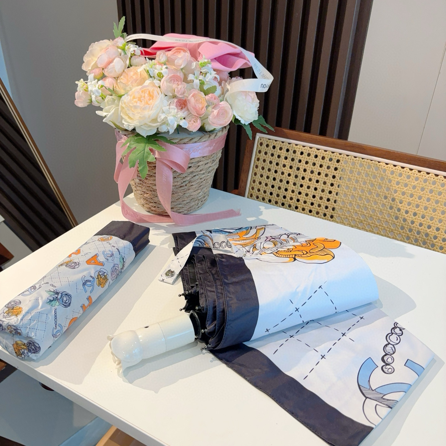  CHANEL（香奈儿） 玫瑰花头手柄 三折自动折叠晴雨伞    阻隔99%直射伞面的紫外线 杜绝夏季晒