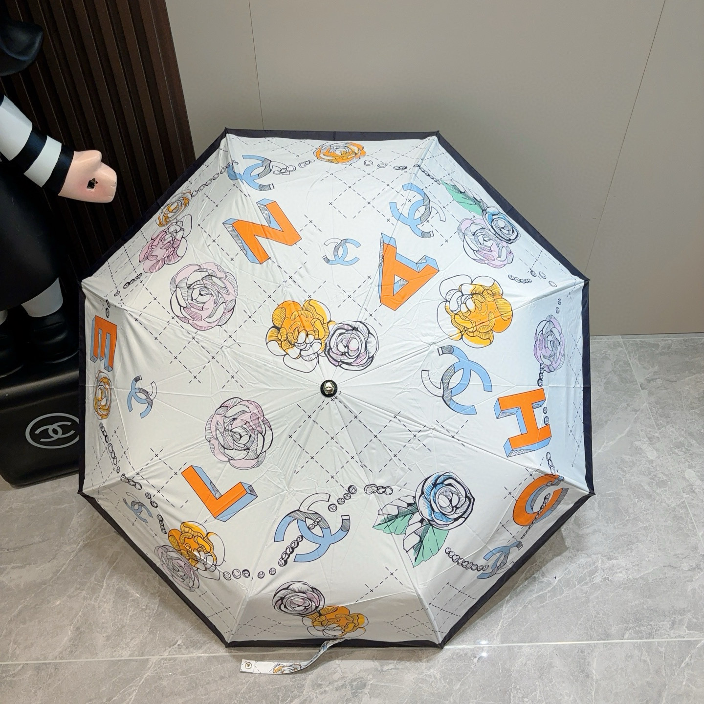  CHANEL（香奈儿） 玫瑰花头手柄 三折自动折叠晴雨伞    阻隔99%直射伞面的紫外线 杜绝夏季晒