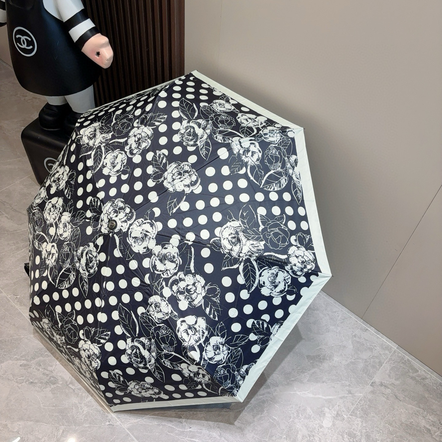  CHANEL（香奈儿）三折自动折叠晴雨伞 集合香奈儿灵魂LOGO为一体的设计风格高雅奢华 带在身上带来