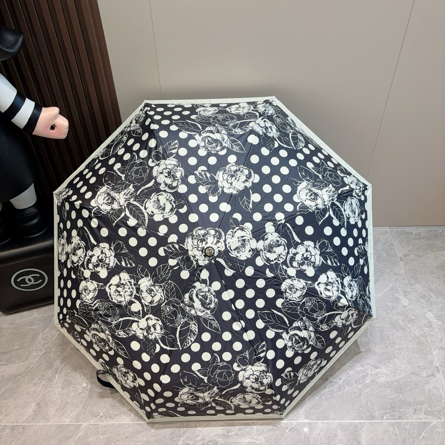  CHANEL（香奈儿）三折自动折叠晴雨伞 集合香奈儿灵魂LOGO为一体的设计风格高雅奢华 带在身上带来