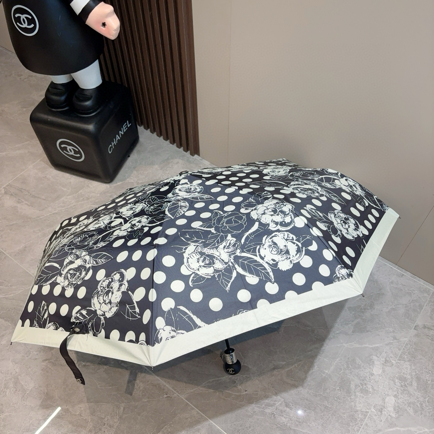  CHANEL（香奈儿）三折自动折叠晴雨伞 集合香奈儿灵魂LOGO为一体的设计风格高雅奢华 带在身上带来