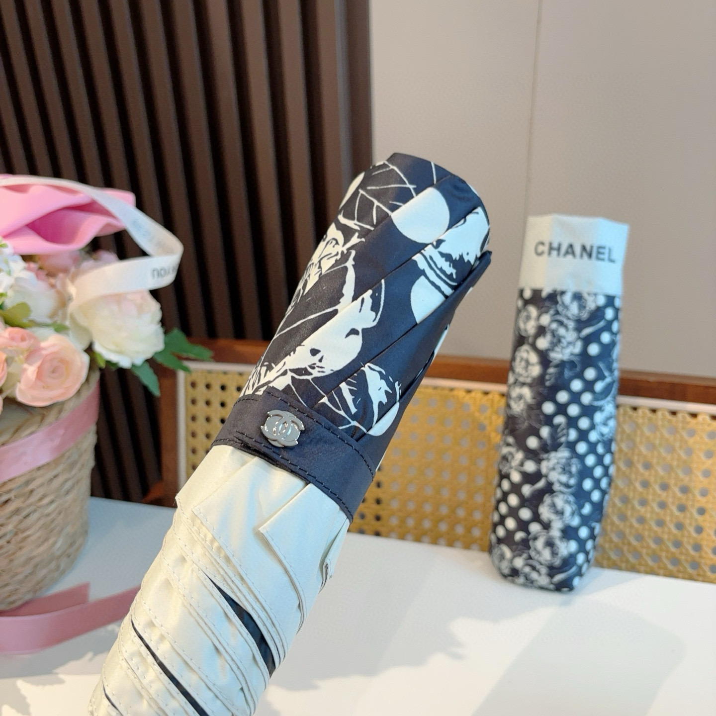  CHANEL（香奈儿）三折自动折叠晴雨伞 集合香奈儿灵魂LOGO为一体的设计风格高雅奢华 带在身上带来