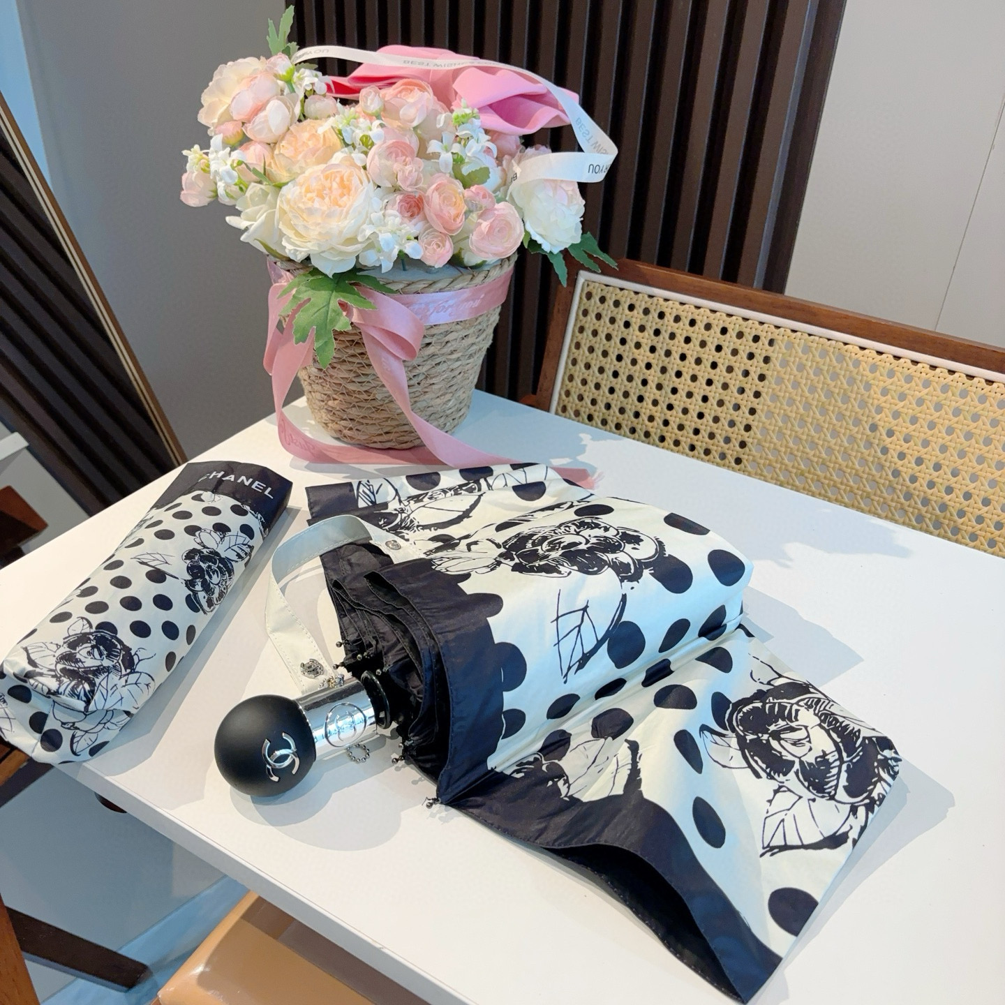  CHANEL（香奈儿）三折自动折叠晴雨伞 集合香奈儿灵魂LOGO为一体的设计风格高雅奢华 带在身上带来