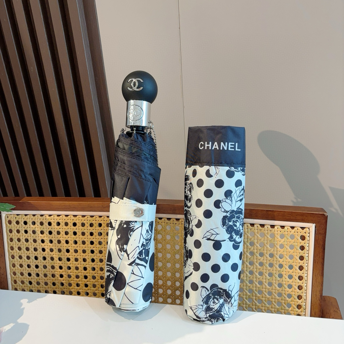  CHANEL（香奈儿）三折自动折叠晴雨伞 集合香奈儿灵魂LOGO为一体的设计风格高雅奢华 带在身上带来