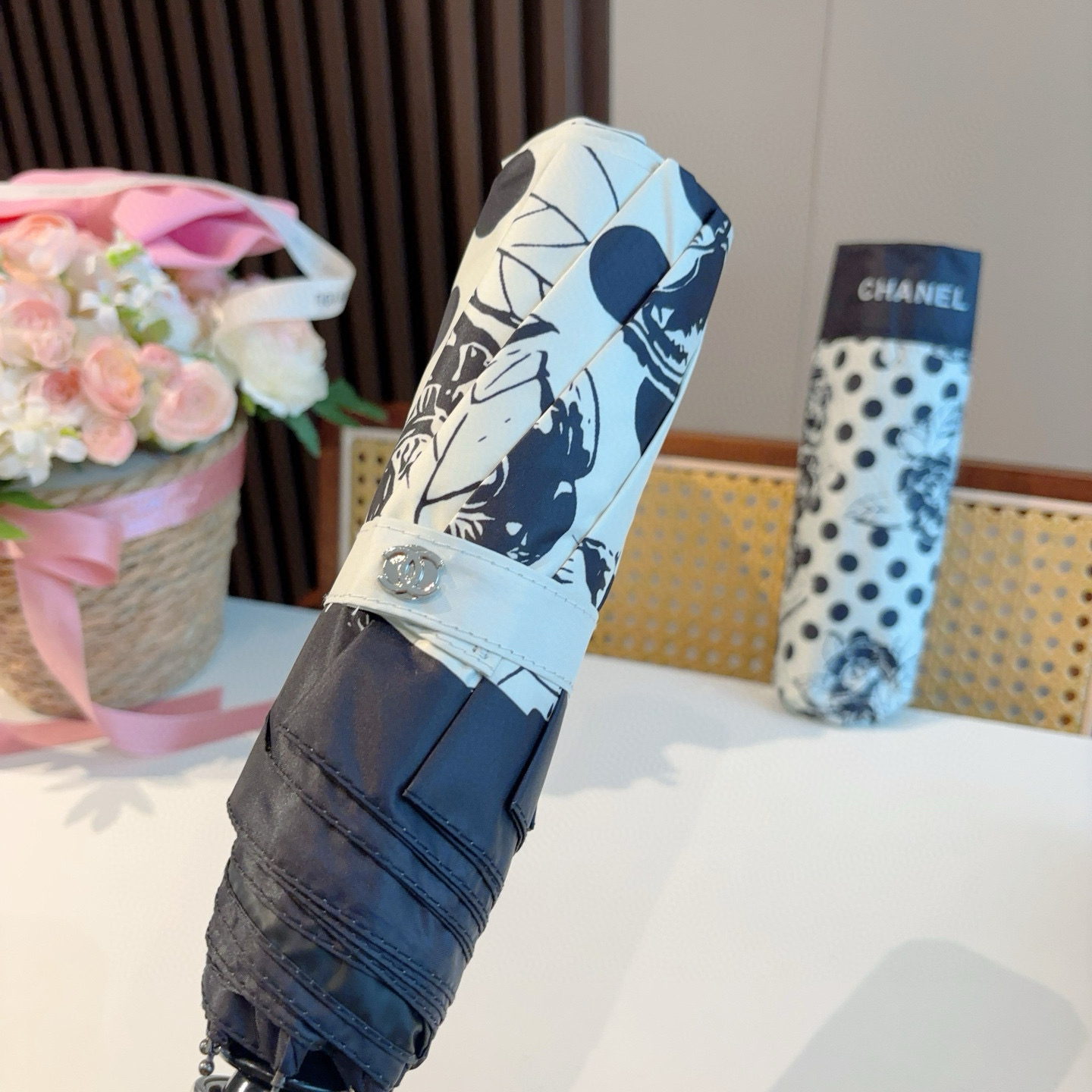  CHANEL（香奈儿）三折自动折叠晴雨伞 集合香奈儿灵魂LOGO为一体的设计风格高雅奢华 带在身上带来