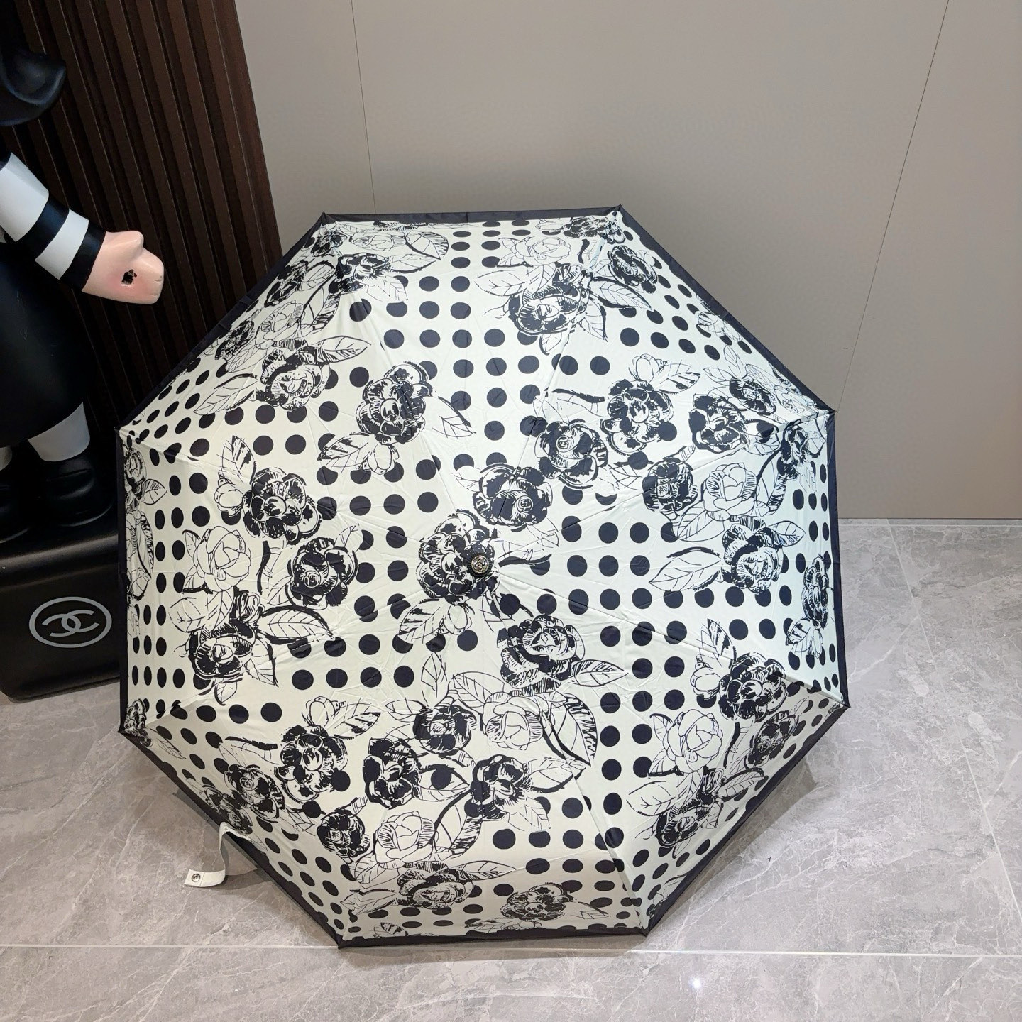  CHANEL（香奈儿）三折自动折叠晴雨伞 集合香奈儿灵魂LOGO为一体的设计风格高雅奢华 带在身上带来
