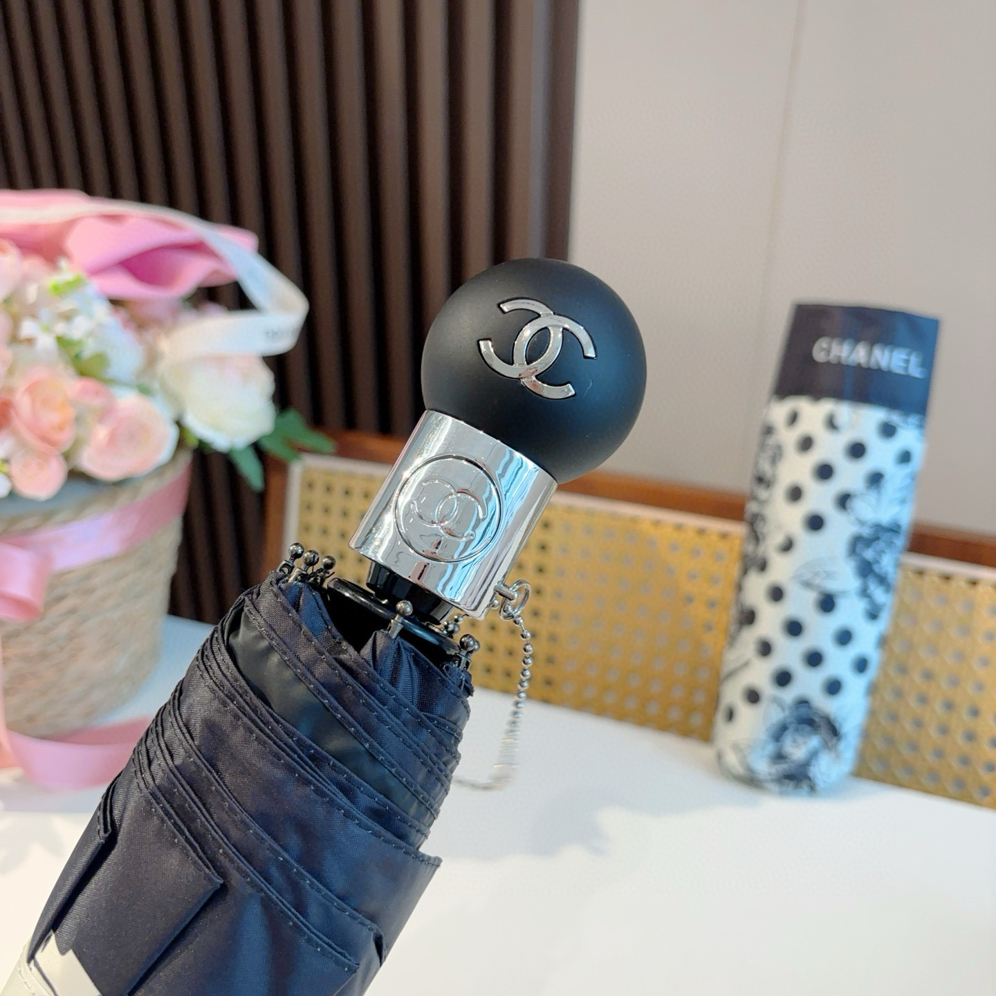  CHANEL（香奈儿）三折自动折叠晴雨伞 集合香奈儿灵魂LOGO为一体的设计风格高雅奢华 带在身上带来