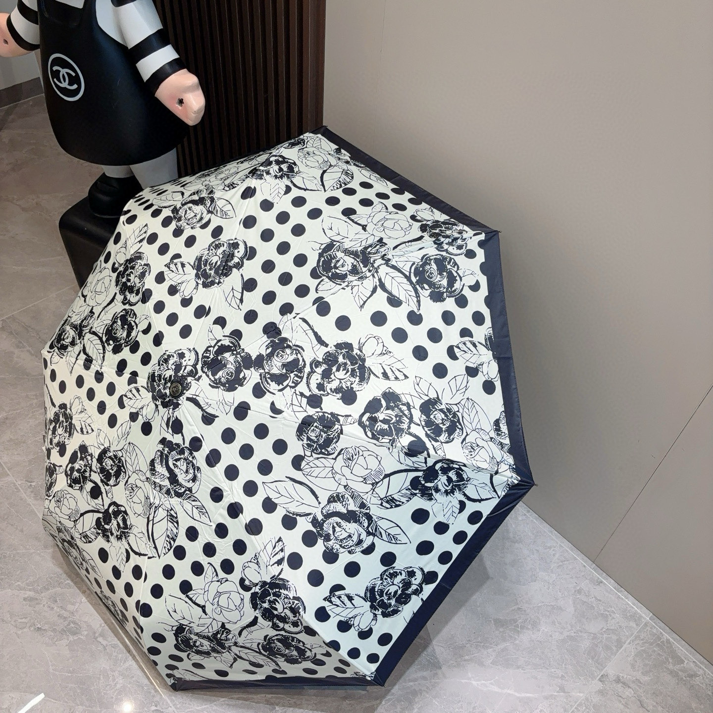  CHANEL（香奈儿）三折自动折叠晴雨伞 集合香奈儿灵魂LOGO为一体的设计风格高雅奢华 带在身上带来