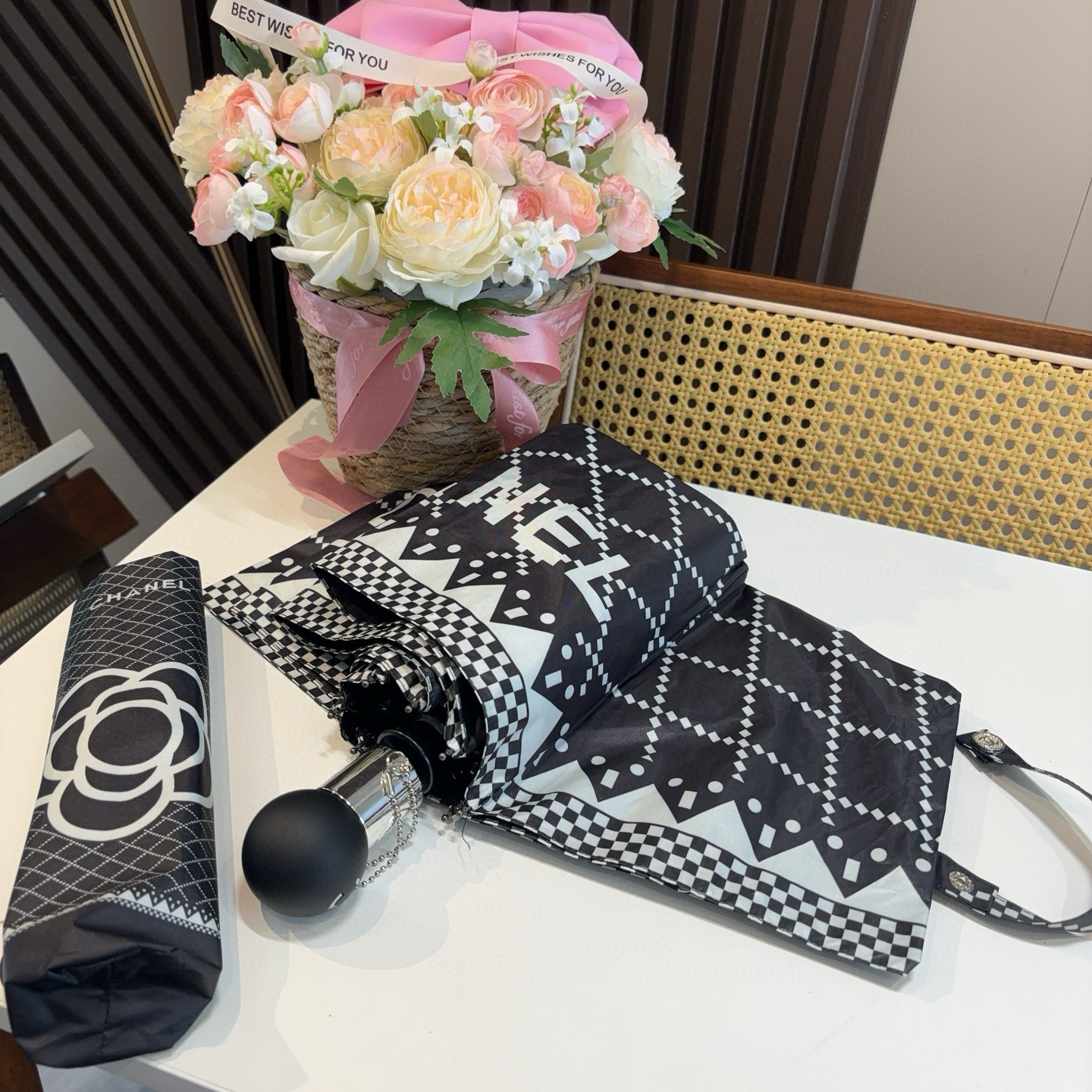  CHANEL（香奈儿）三折自动折叠晴雨伞 集合香奈儿灵魂LOGO为一体的设计风格高雅奢华 带在身上带来
