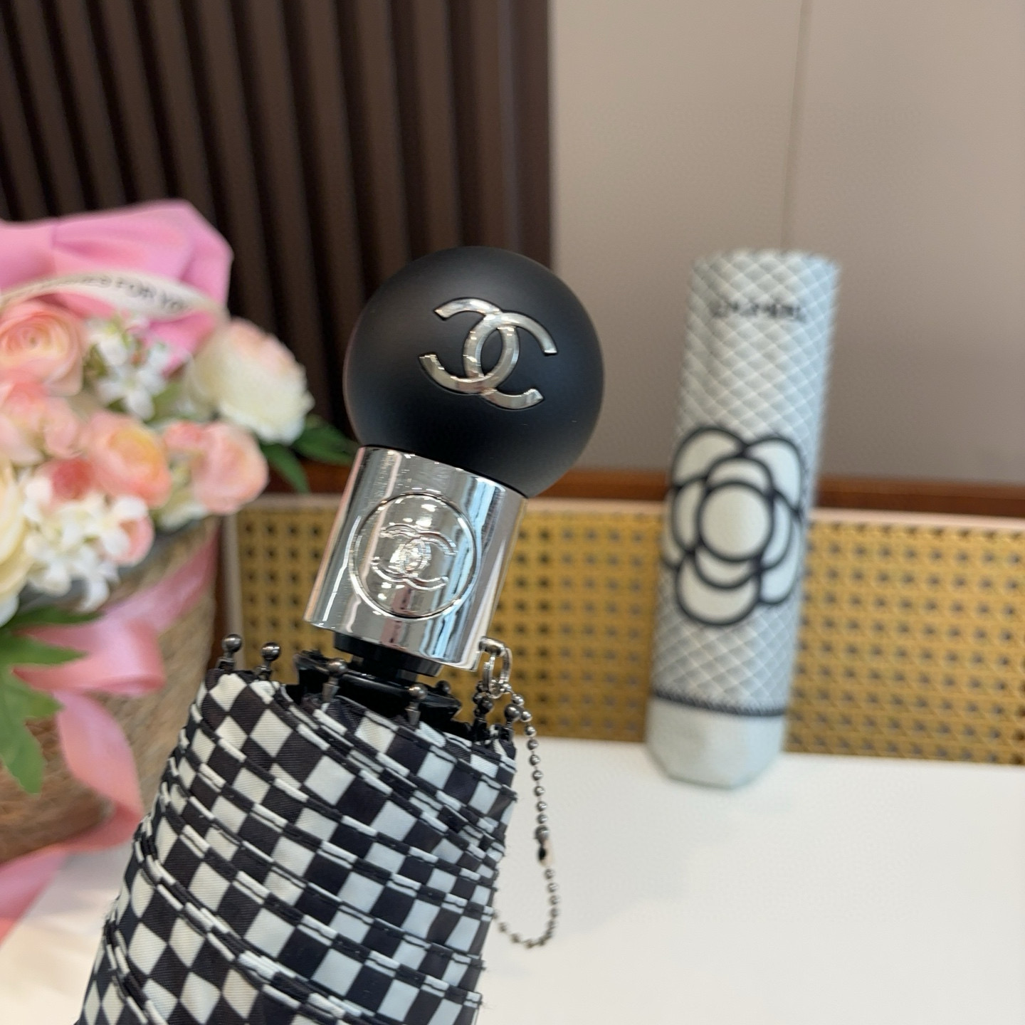  CHANEL（香奈儿）三折自动折叠晴雨伞 集合香奈儿灵魂LOGO为一体的设计风格高雅奢华 带在身上带来