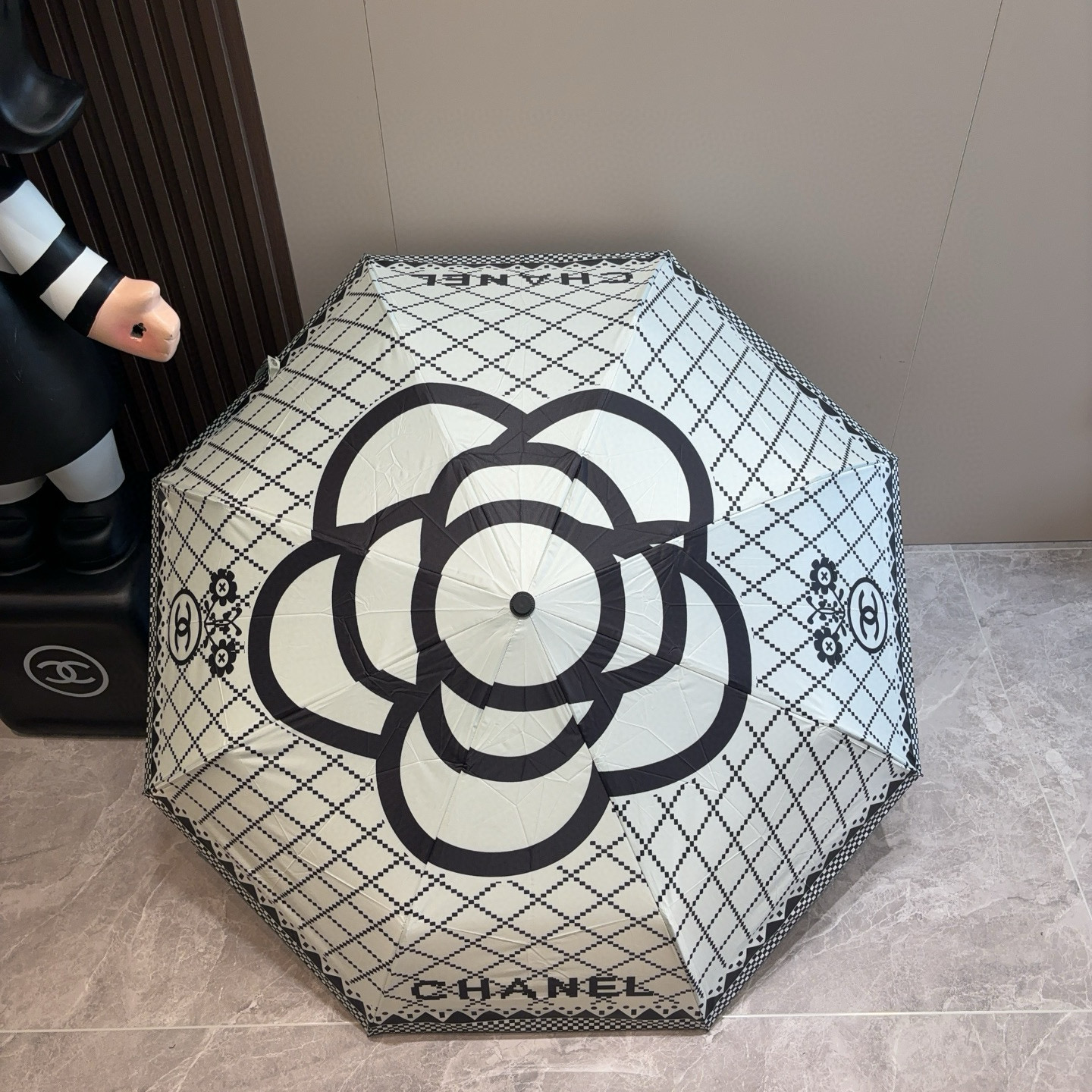  CHANEL（香奈儿）三折自动折叠晴雨伞 集合香奈儿灵魂LOGO为一体的设计风格高雅奢华 带在身上带来