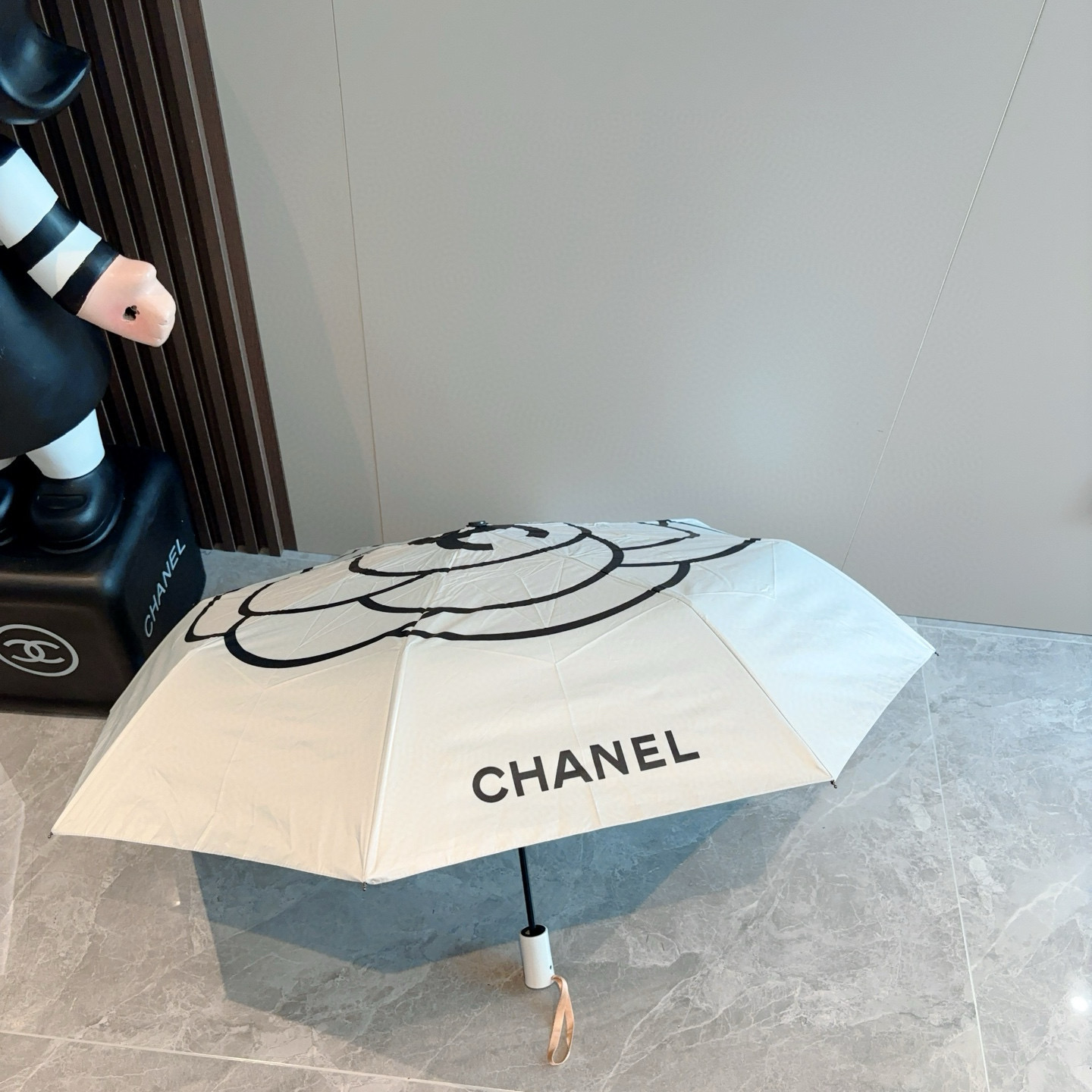  CHANEL（香奈儿）三折自动折叠晴雨伞 集合香奈儿灵魂LOGO为一体的设计风格高雅奢华 带在身上带来