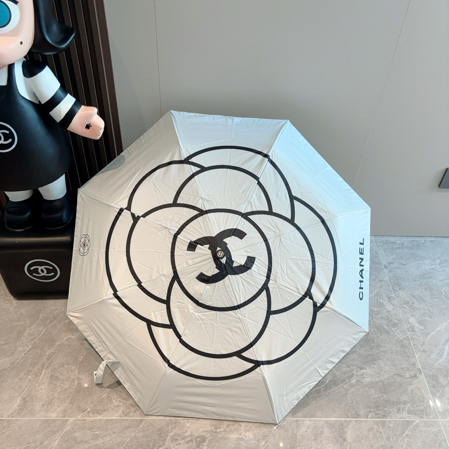  CHANEL（香奈儿）三折自动折叠晴雨伞 集合香奈儿灵魂LOGO为一体的设计风格高雅奢华 带在身上带来