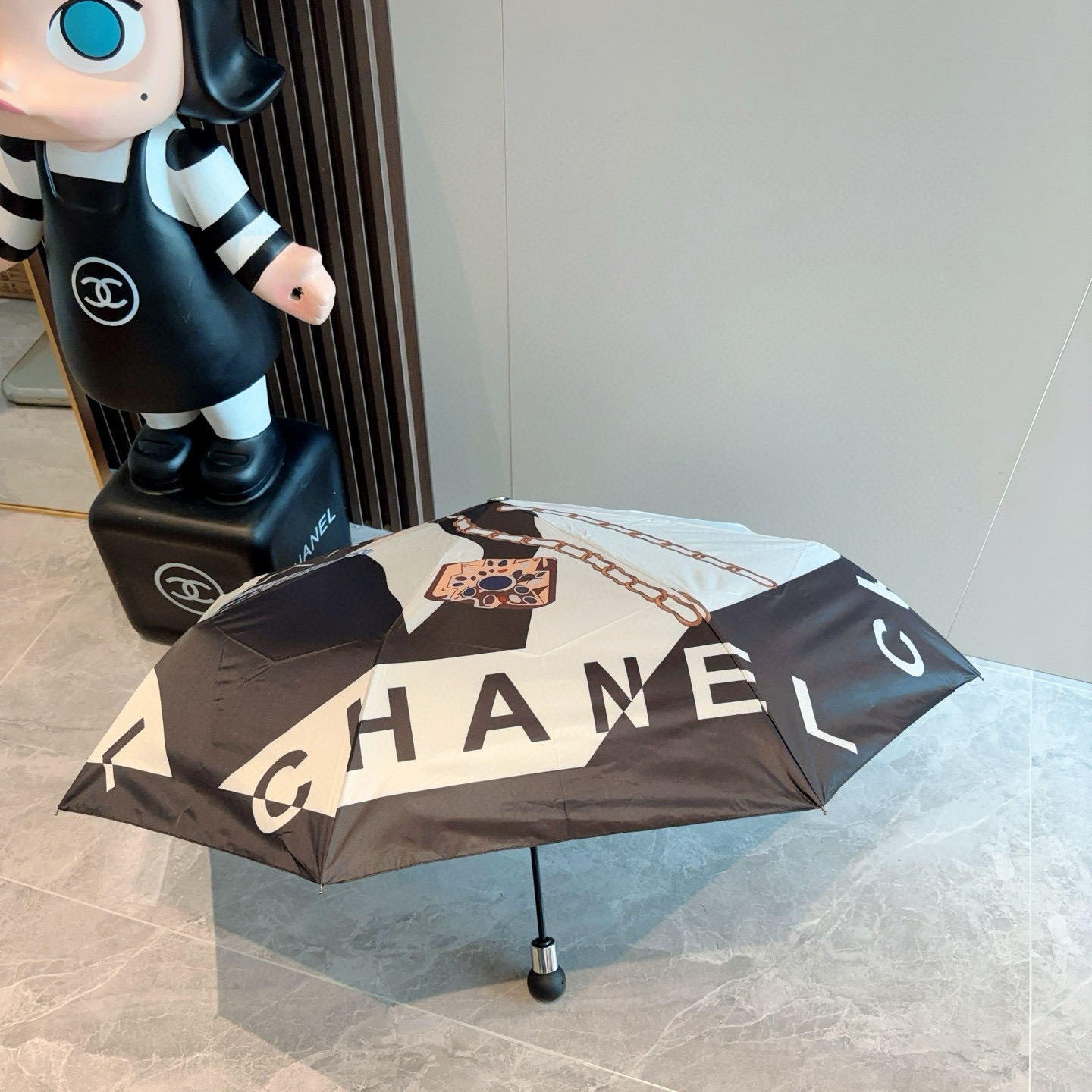  CHANEL（香奈儿）三折自动折叠晴雨伞 集合香奈儿灵魂LOGO为一体的设计风格高雅奢华 带在身上带来