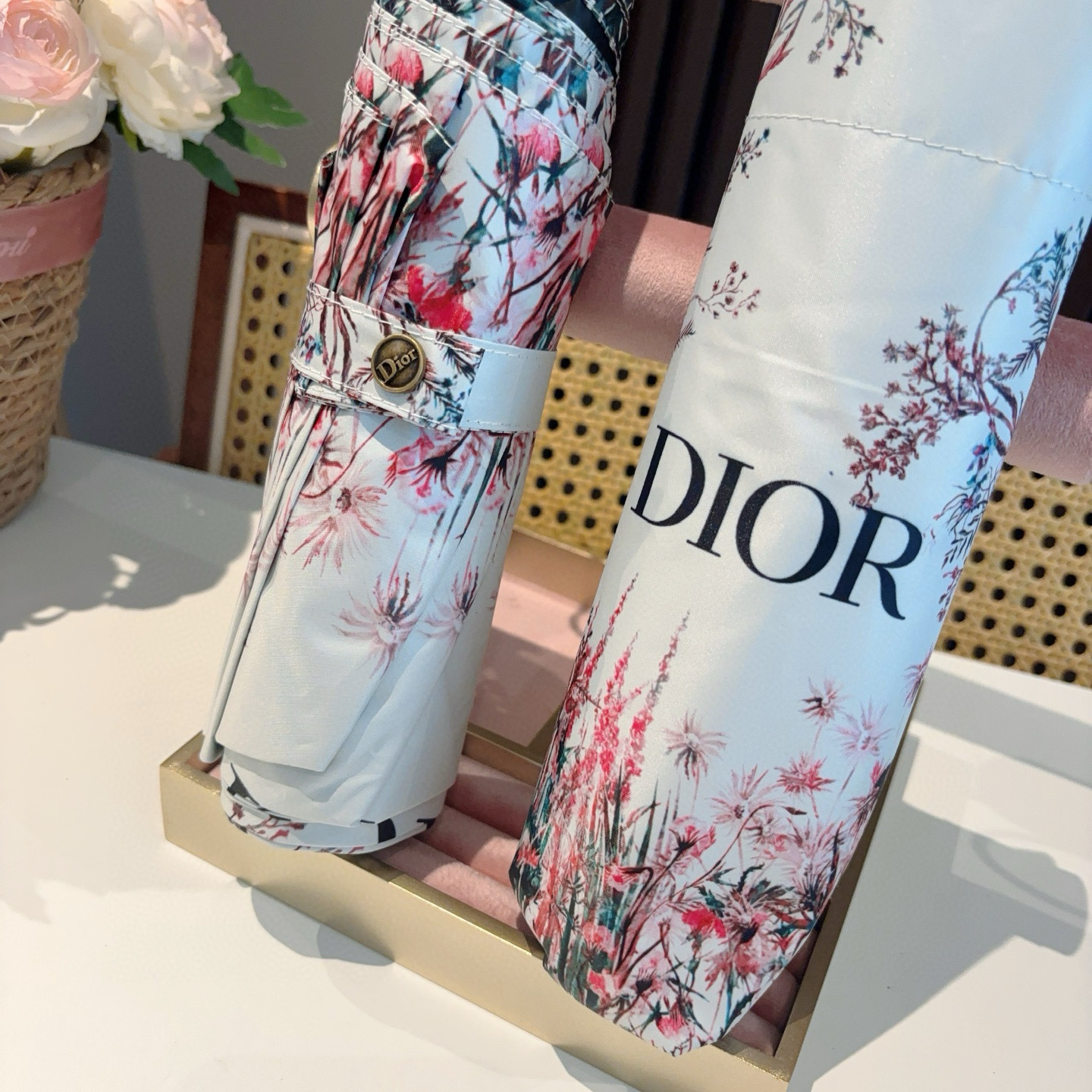  DIOR（迪奥）花穗 三折自动折叠晴雨伞  时尚原单代工品质 细节精致 看得见的品质 打破一成不变 色