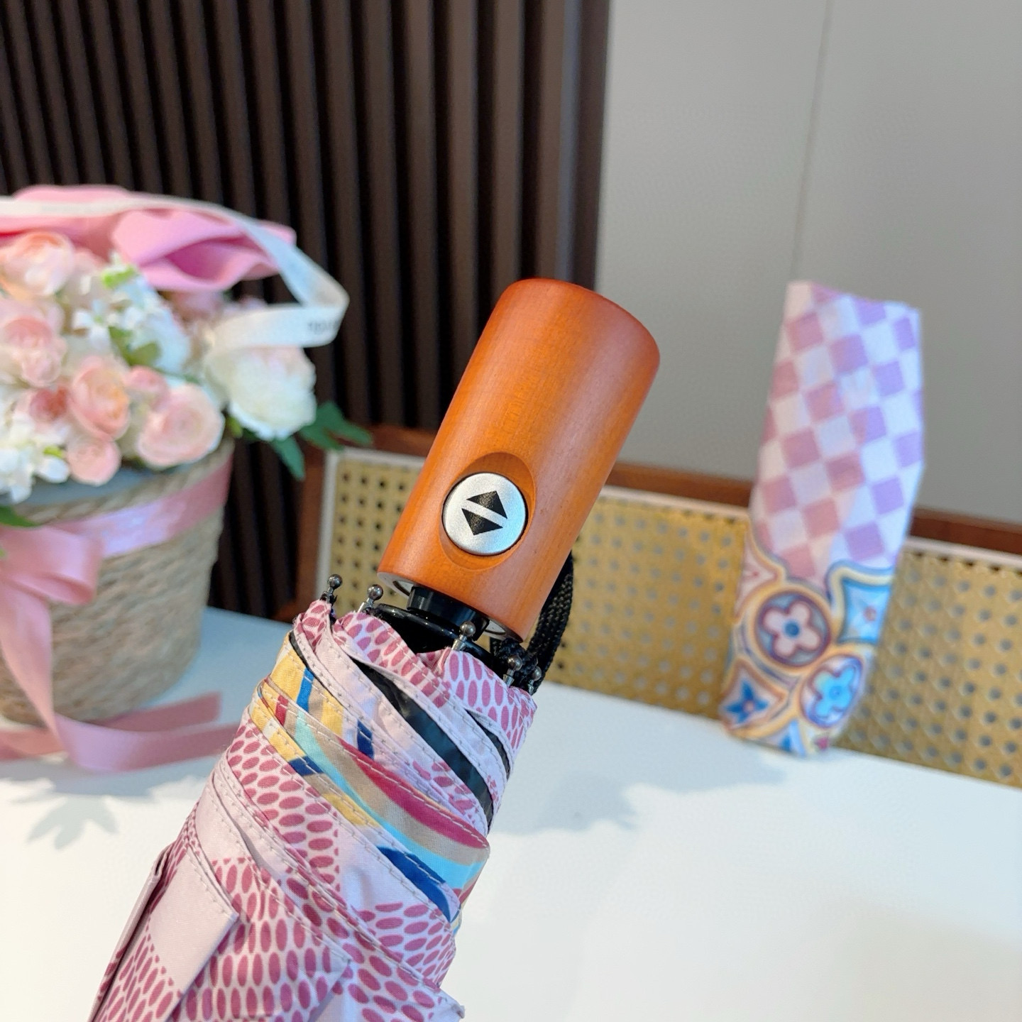 LOUIS VUITTON （路易威登）新款 三折自动折叠晴雨伞 新涂层技术深色伞面 拥有令人惊喜的遮光