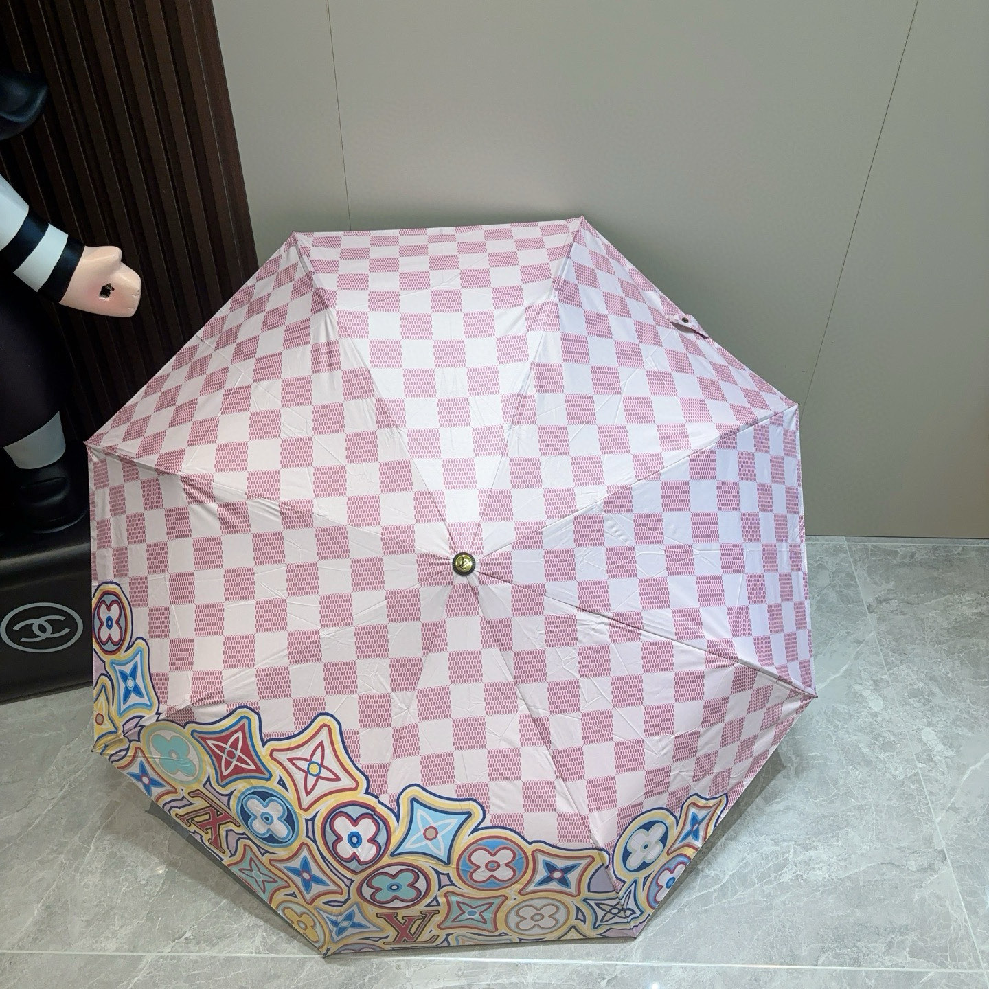 LOUIS VUITTON （路易威登）新款 三折自动折叠晴雨伞 新涂层技术深色伞面 拥有令人惊喜的遮光