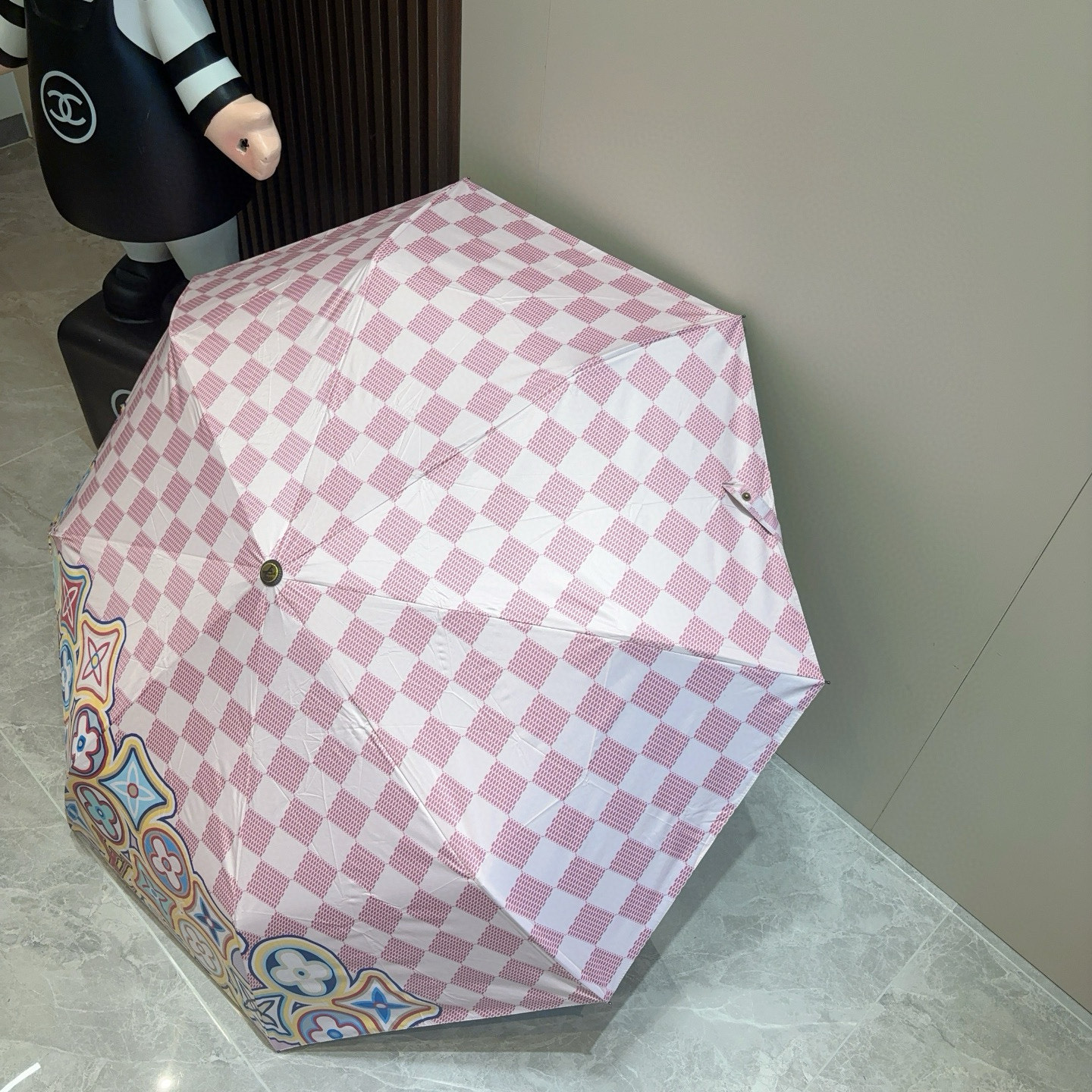 LOUIS VUITTON （路易威登）新款 三折自动折叠晴雨伞 新涂层技术深色伞面 拥有令人惊喜的遮光