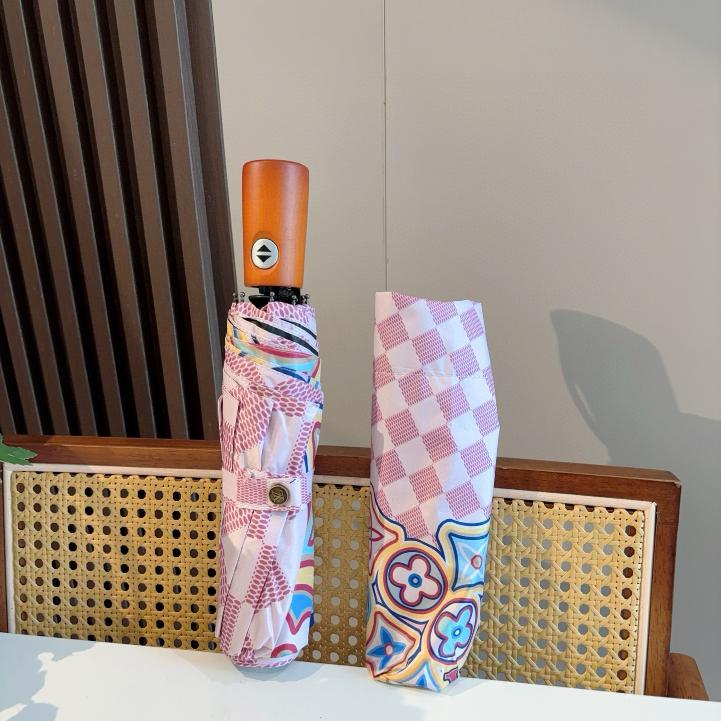 LOUIS VUITTON （路易威登）新款 三折自动折叠晴雨伞 新涂层技术深色伞面 拥有令人惊喜的遮光
