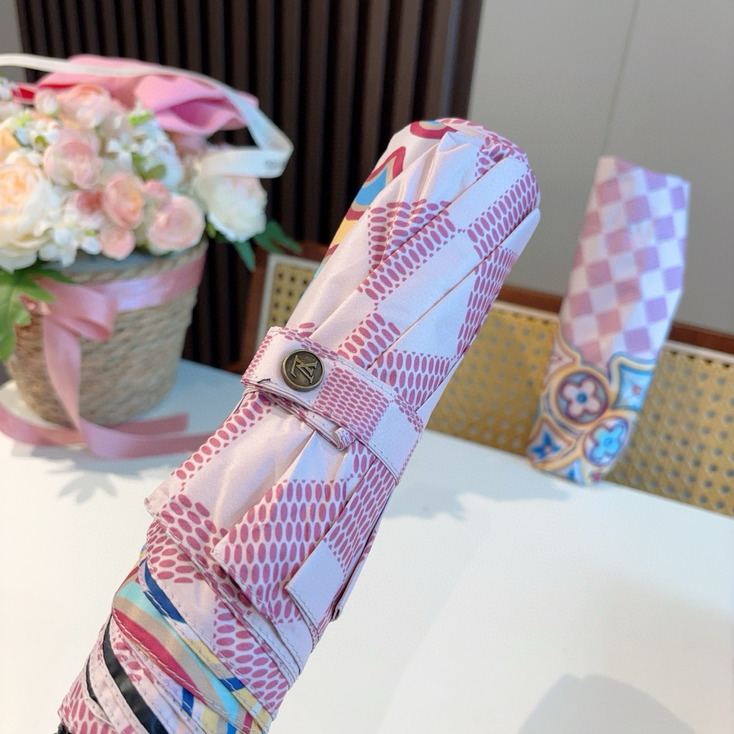LOUIS VUITTON （路易威登）新款 三折自动折叠晴雨伞 新涂层技术深色伞面 拥有令人惊喜的遮光