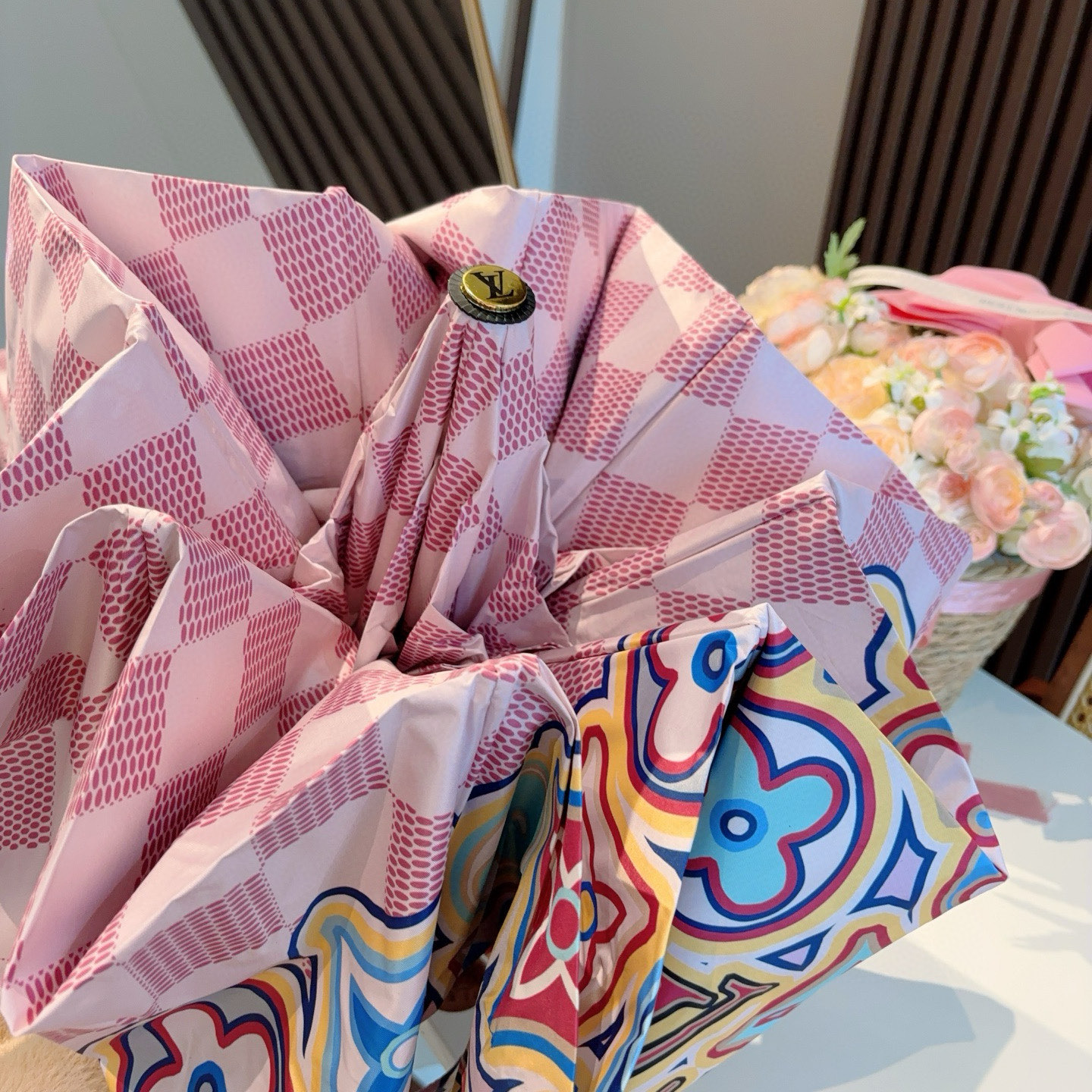 LOUIS VUITTON （路易威登）新款 三折自动折叠晴雨伞 新涂层技术深色伞面 拥有令人惊喜的遮光