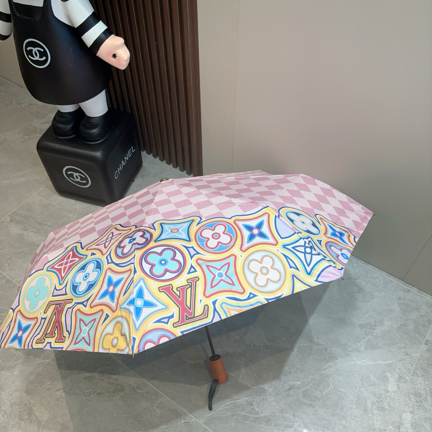 LOUIS VUITTON （路易威登）新款 三折自动折叠晴雨伞 新涂层技术深色伞面 拥有令人惊喜的遮光
