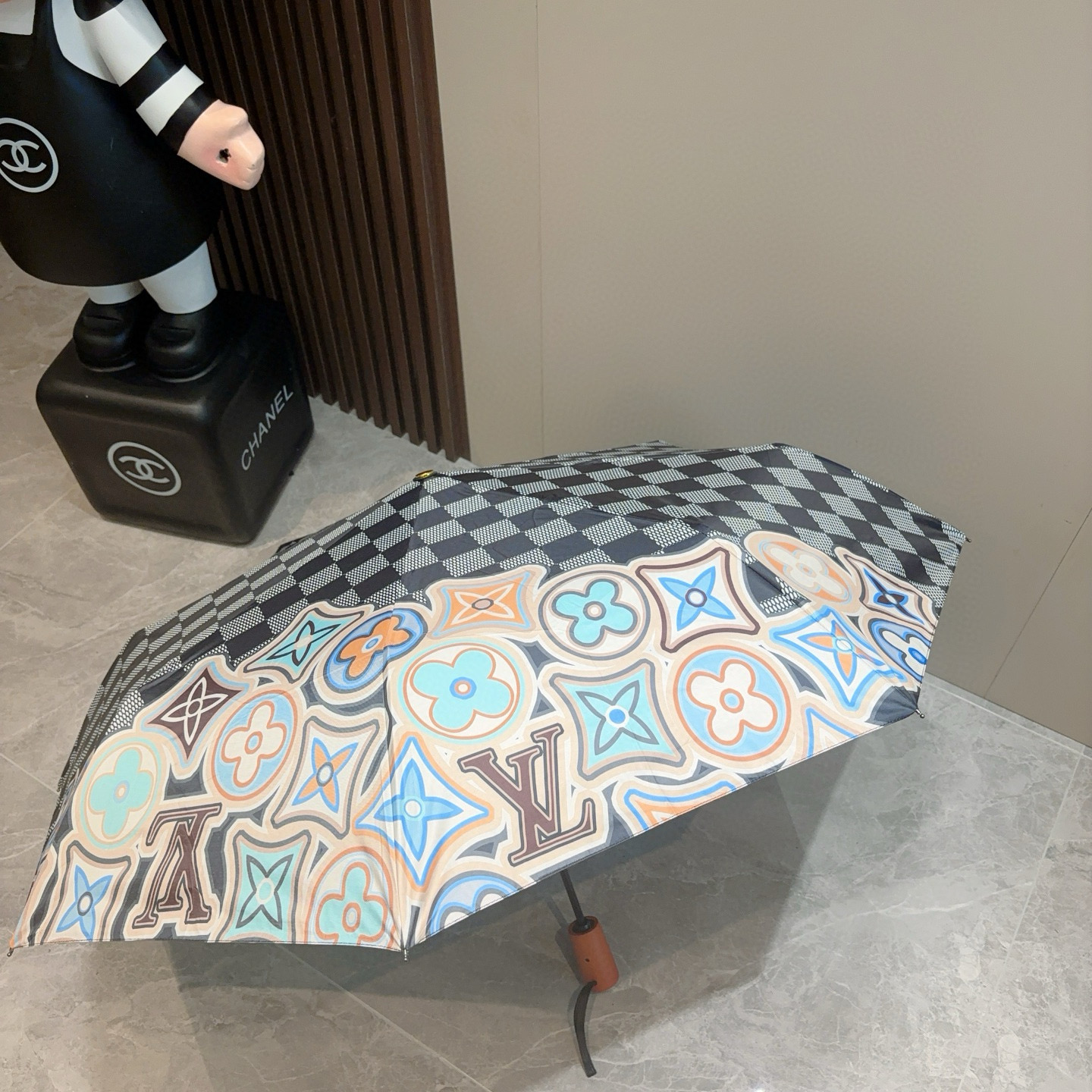 LOUIS VUITTON （路易威登）新款 三折自动折叠晴雨伞 新涂层技术深色伞面 拥有令人惊喜的遮光