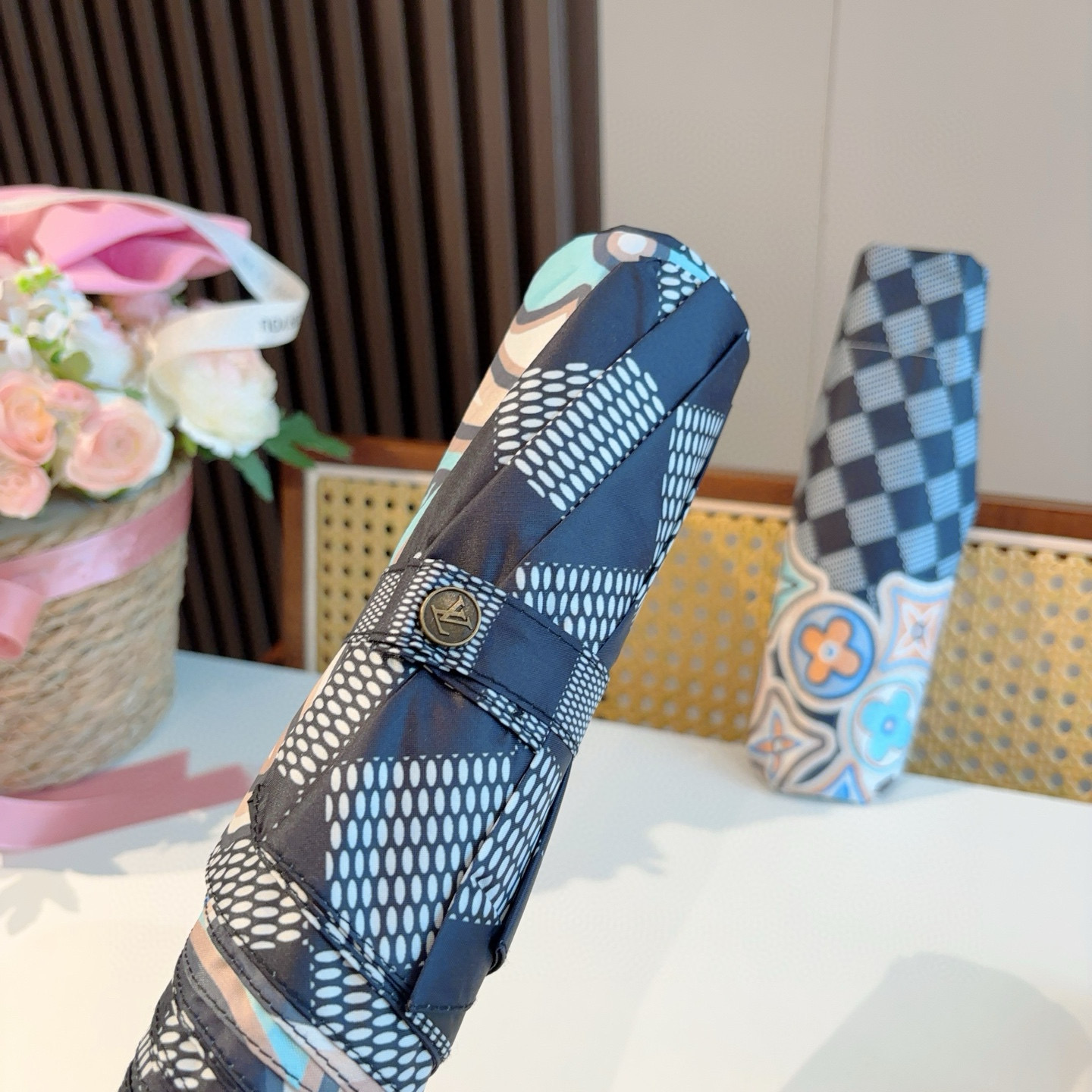 LOUIS VUITTON （路易威登）新款 三折自动折叠晴雨伞 新涂层技术深色伞面 拥有令人惊喜的遮光