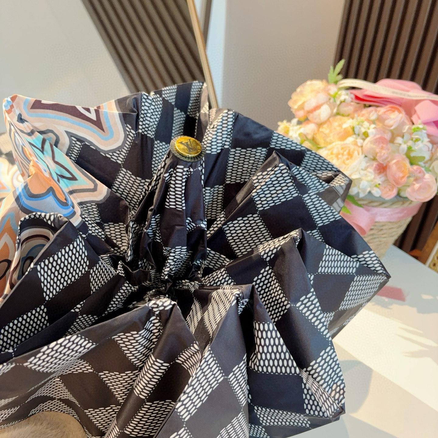 LOUIS VUITTON （路易威登）新款 三折自动折叠晴雨伞 新涂层技术深色伞面 拥有令人惊喜的遮光