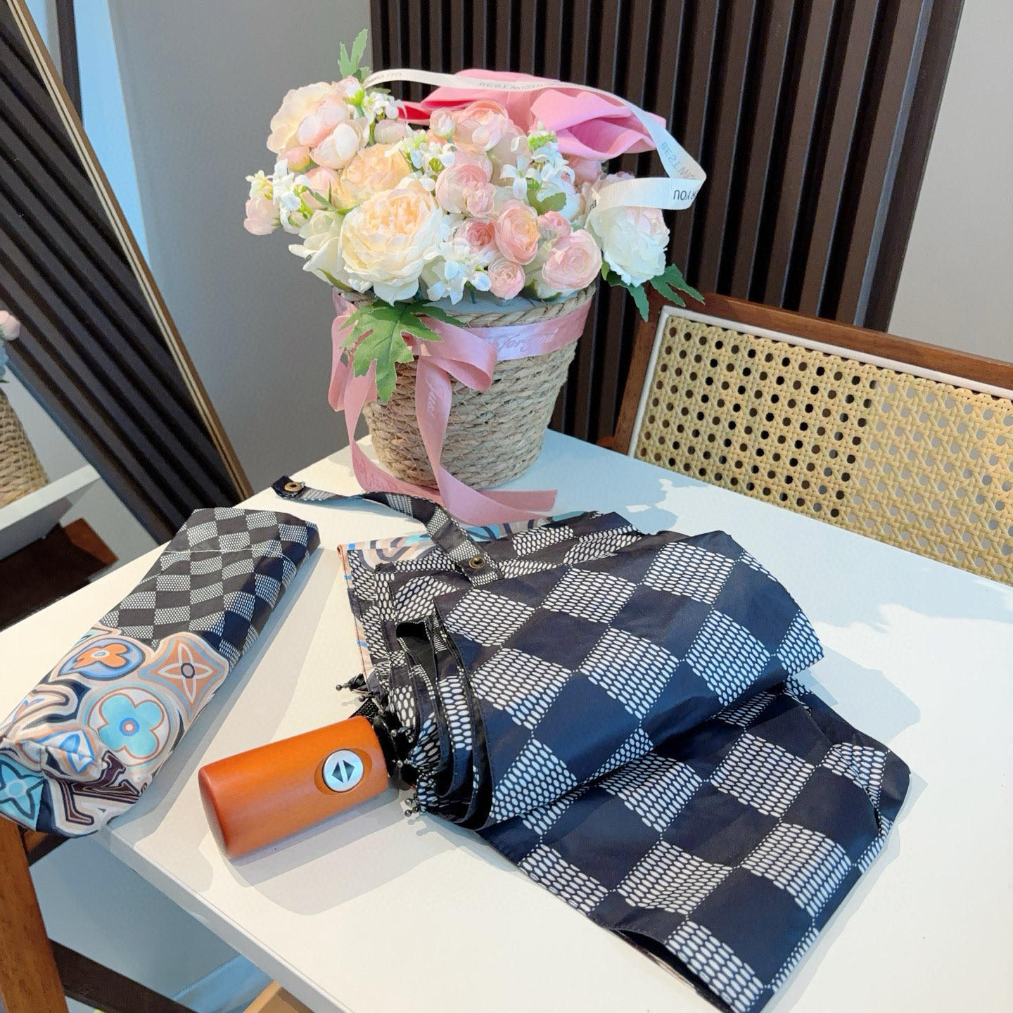 LOUIS VUITTON （路易威登）新款 三折自动折叠晴雨伞 新涂层技术深色伞面 拥有令人惊喜的遮光