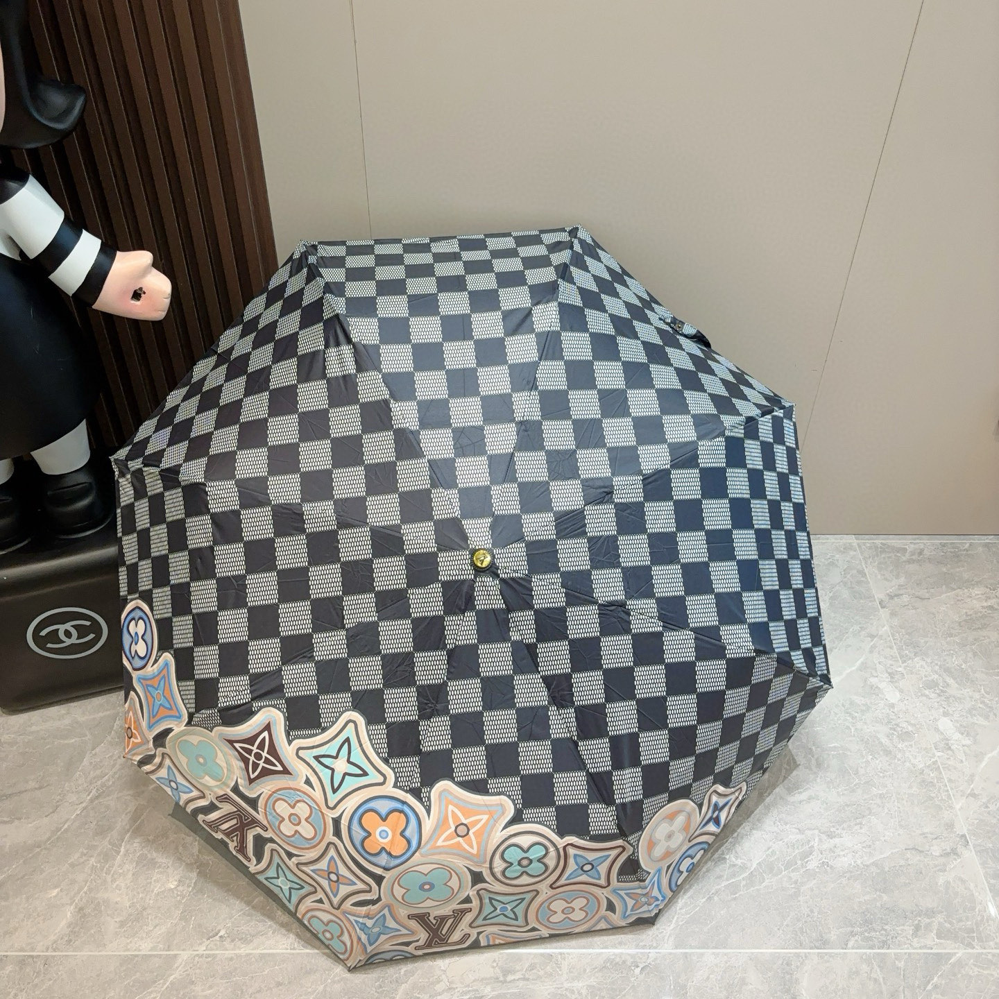 LOUIS VUITTON （路易威登）新款 三折自动折叠晴雨伞 新涂层技术深色伞面 拥有令人惊喜的遮光