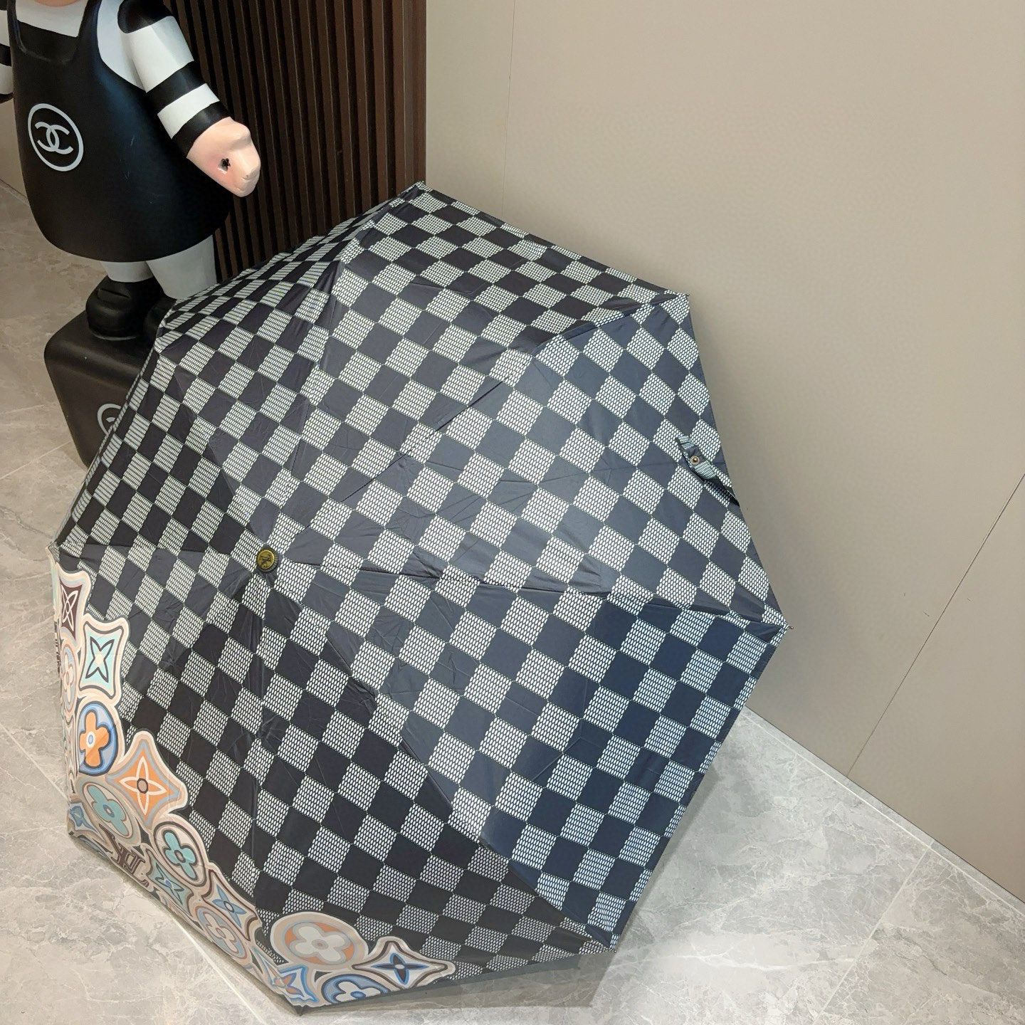 LOUIS VUITTON （路易威登）新款 三折自动折叠晴雨伞 新涂层技术深色伞面 拥有令人惊喜的遮光