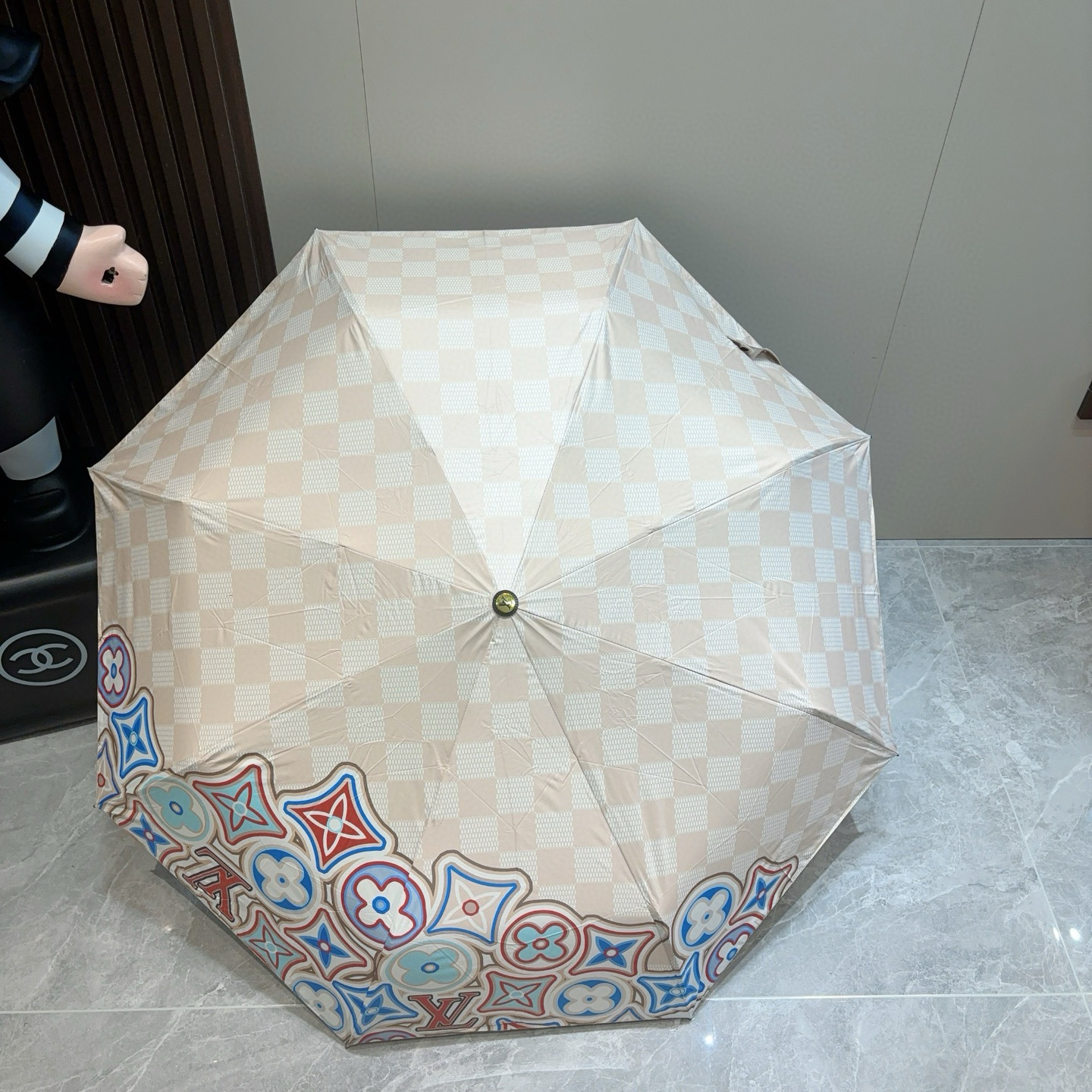 LOUIS VUITTON （路易威登）新款 三折自动折叠晴雨伞 新涂层技术深色伞面 拥有令人惊喜的遮光