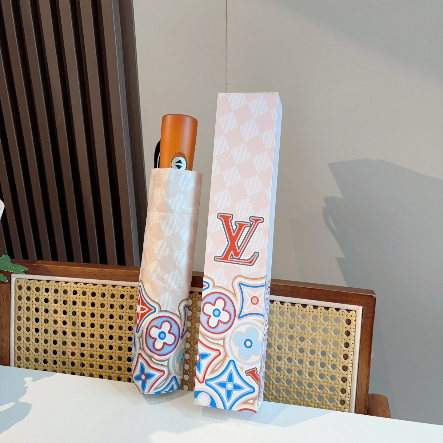 LOUIS VUITTON （路易威登）新款 三折自动折叠晴雨伞 新涂层技术深色伞面 拥有令人惊喜的遮光