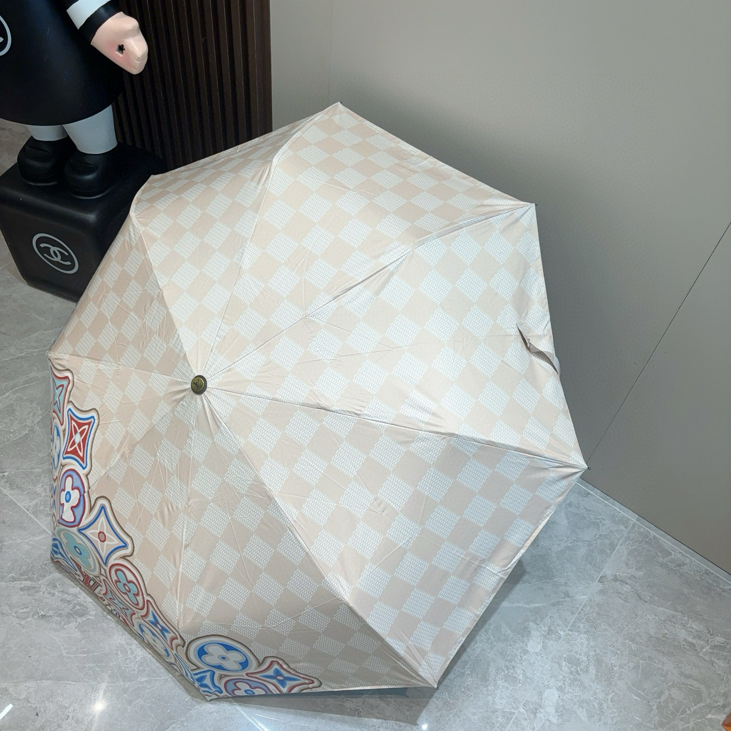 LOUIS VUITTON （路易威登）新款 三折自动折叠晴雨伞 新涂层技术深色伞面 拥有令人惊喜的遮光