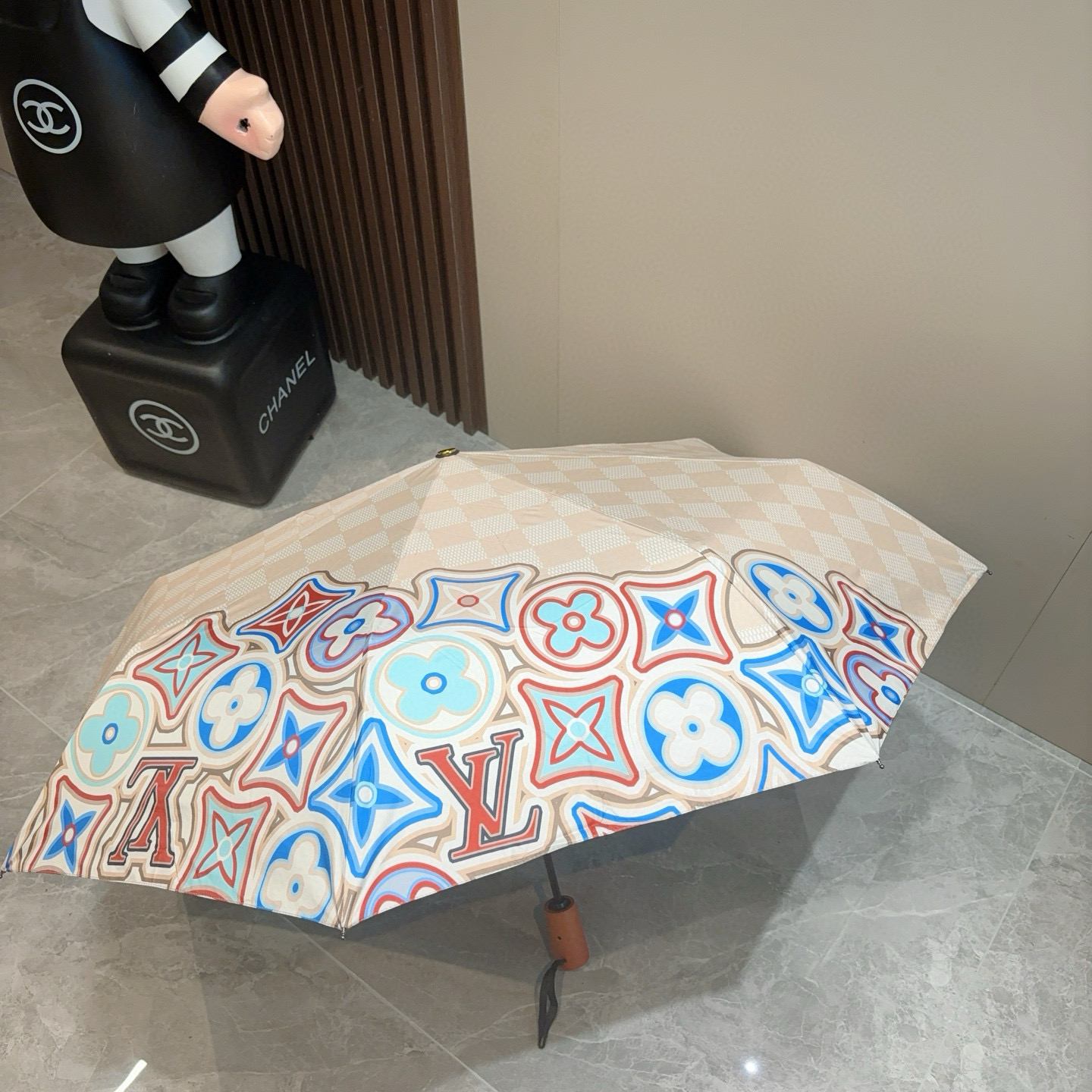 LOUIS VUITTON （路易威登）新款 三折自动折叠晴雨伞 新涂层技术深色伞面 拥有令人惊喜的遮光