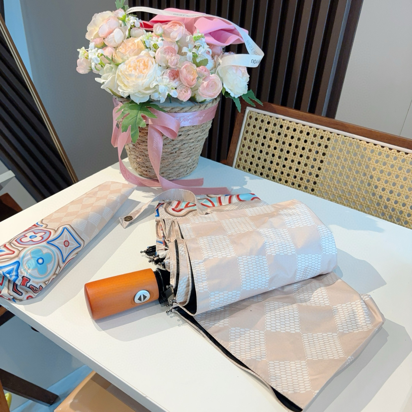 LOUIS VUITTON （路易威登）新款 三折自动折叠晴雨伞 新涂层技术深色伞面 拥有令人惊喜的遮光
